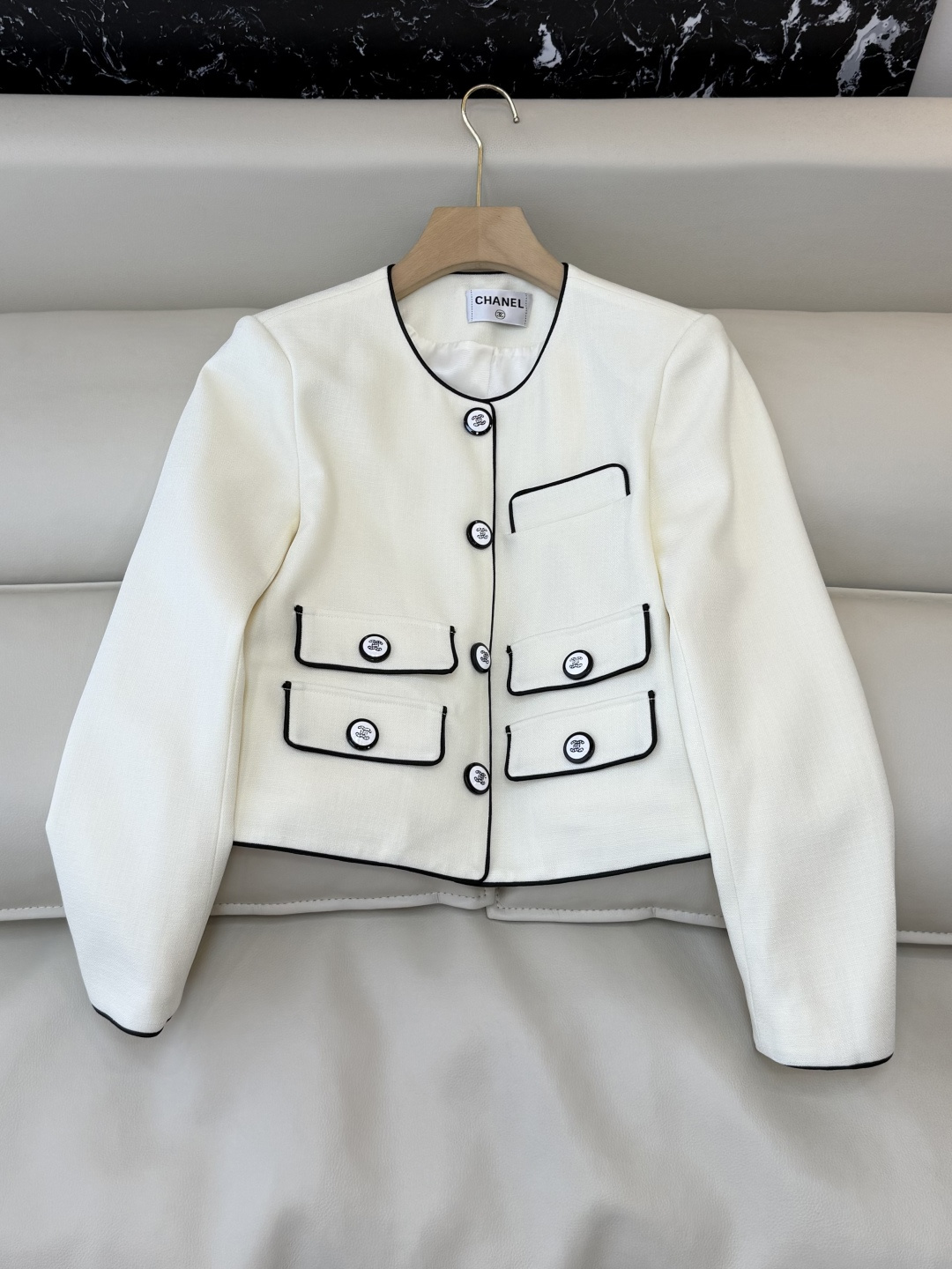 NO:722590,HXZ085# New Jacket CH Xiaoxiang Multi-Pocket Suit Jacket White Black SMLXL, Chanel-clothing, chanel, jackets & coats, business suit,19860909HXZ085#新款外套 CH小香 多口袋 西装外套 白色 黑色 SMLXL,香奈儿-服装,chanel,jackets & coats,business suit,,Women's clothing