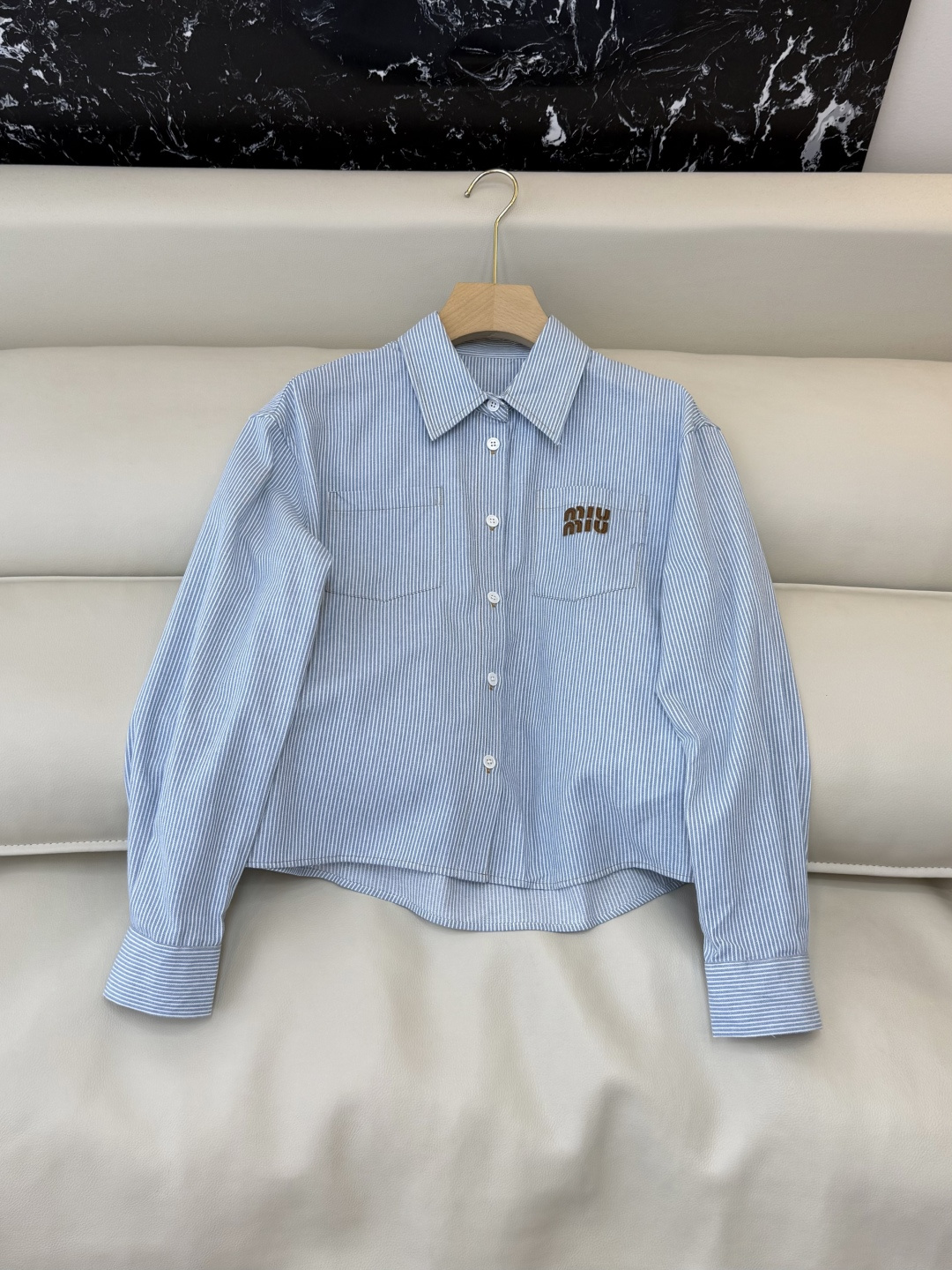 NO:740000,AW007# new shirt factory miu home letter leather label striped long-sleeved shirt blue SML,,miumiu,shirts,19860909AW007#新款衬衫工厂 miu家 字母皮标 条纹长袖衬衫 蓝SML,,miumiu,shirts,,Women's clothing