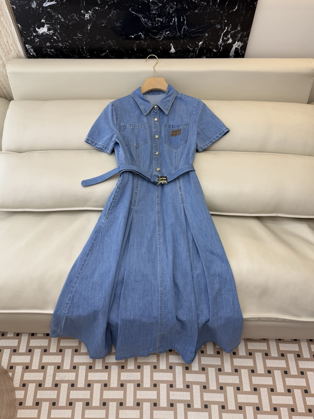 NO:740008,AW009# new dress factory miu home letter leather label short-sleeved dress with belt light blue dark blue SML,,miumiu,skirts,T-shirt,19860909AW009#新款连衣裙工厂 miu家 字母皮标 短袖配腰带连衣裙 浅蓝 深蓝 SML,,miumiu,skirts,T-shirt,,Women's clothing