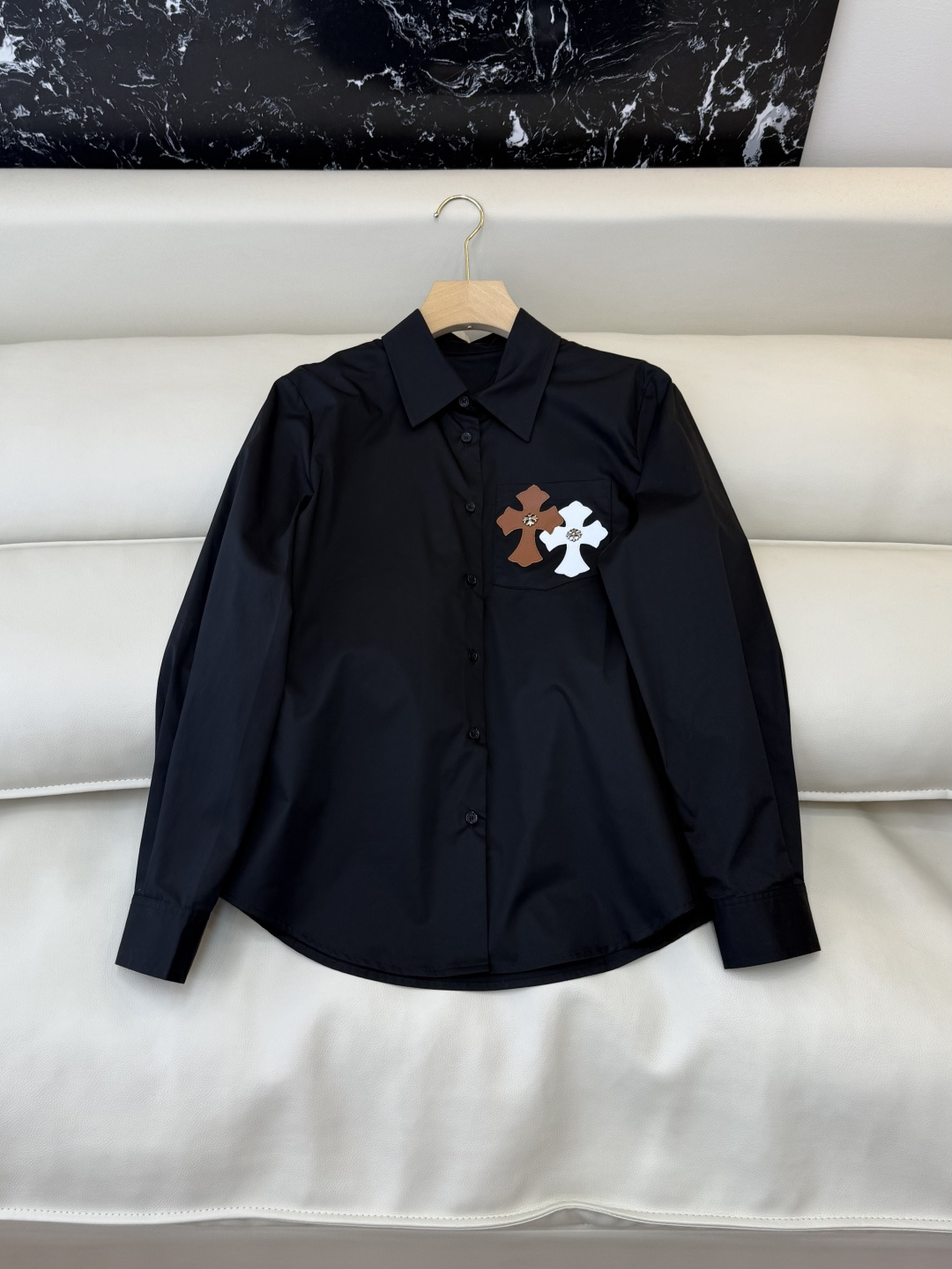 NO:740001,AW014# New Shirt Factory Chrome Hearts Leather Label Long Sleeve Shirt Black White SML,,chrome hearts,shirts,19860909AW014#新款衬衫工厂 克罗心 皮标 长袖衬衫 黑色 白色 SML,,chrome hearts,shirts,,Women's clothing