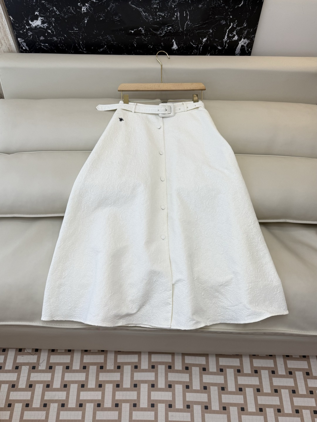 NO:739999,AW013# new skirt factory Di* embossed dark pattern with belt long skirt black white SML,,skirts,19860909AW013#新款半裙工厂 Di* 浮雕暗纹 配腰带 长半裙 黑色 白色 SML,,skirts,,Women's clothing