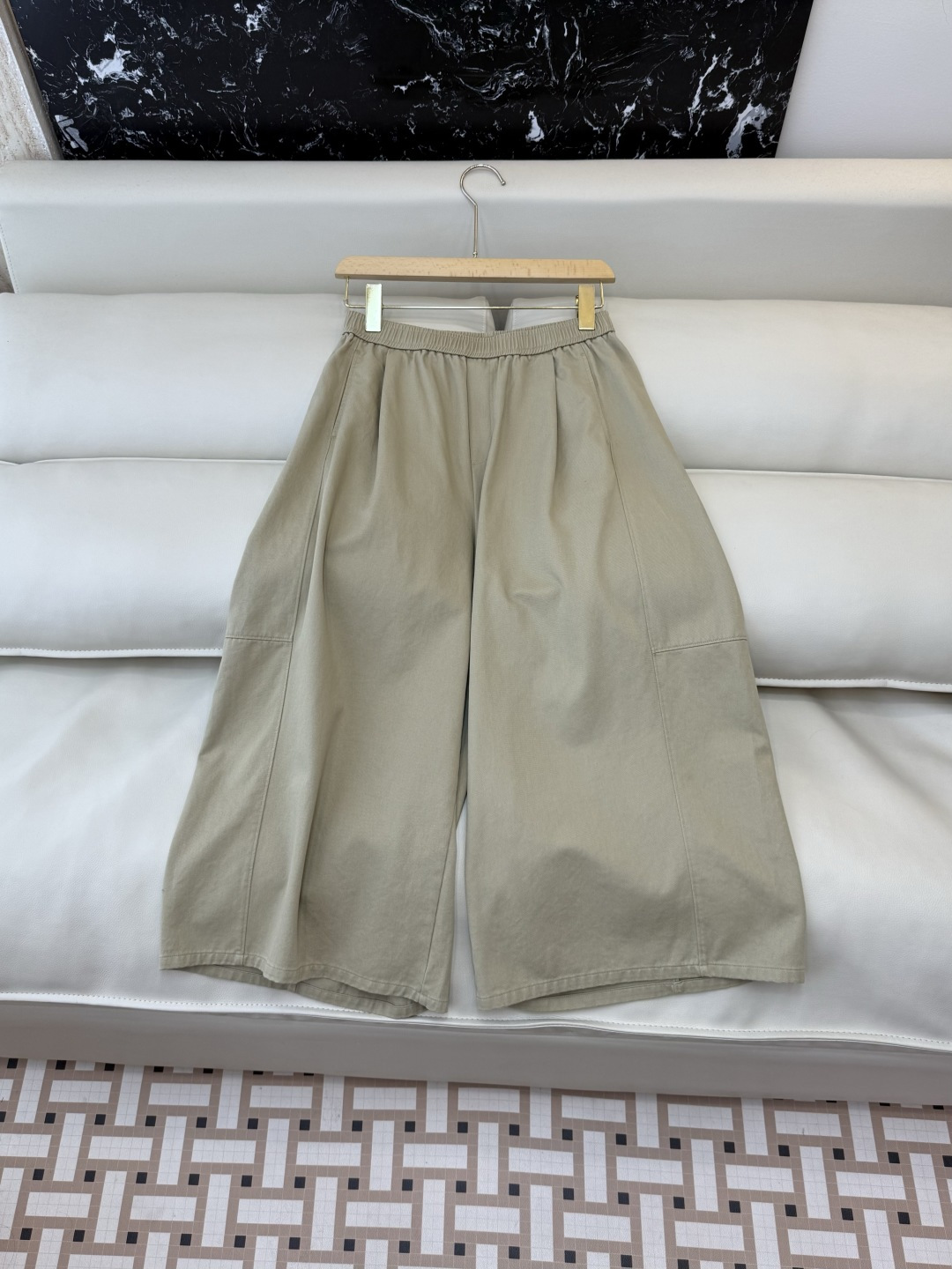 NO:748515,HL003# new trousers factory special minimalist style loose cropped trousers beige apricot navy blue SMLXL,,19860909HL003#新款裤子工厂特 极简风 宽松 八分裤 米色 杏色 藏青色 SMLXL,,,Women's clothing