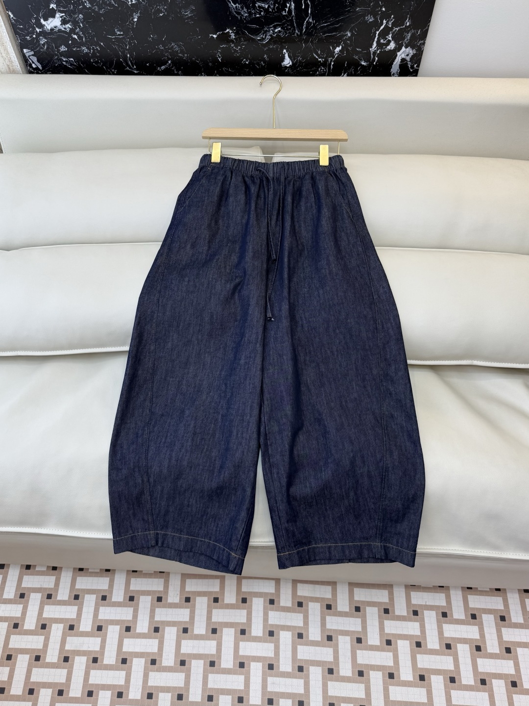 NO:778405,HL005 is the highest version on the market. The girl inspects the goods, trims the three marks on the threads, and delivers the goods. You can send pictures and take videos. If you want quality or service, please add me on WeChat. We will not accept urgent orders. New trousers factory, minimalist style, versatile, loose nine-point trousers, denim blue, white, SMLXL, women's clothing,19860909HL005市面最高版本小妹验货、修剪线头上三标、发货可发图及拍视频,要品质要服务的加我微信,不接急单.新款裤子工厂 极简风 百搭 宽松九分长裤 牛仔蓝 白色 SMLXL,女装,,Women's clothing