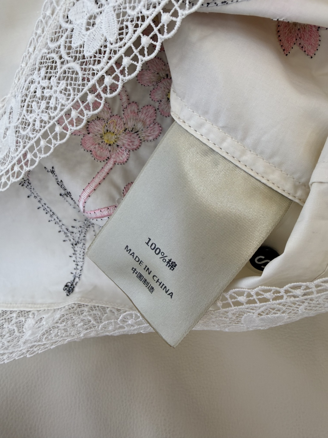 ES022#新款衬衫💕ES 圆领 100%棉 刺绣花 上衣 黑白 白粉 SML