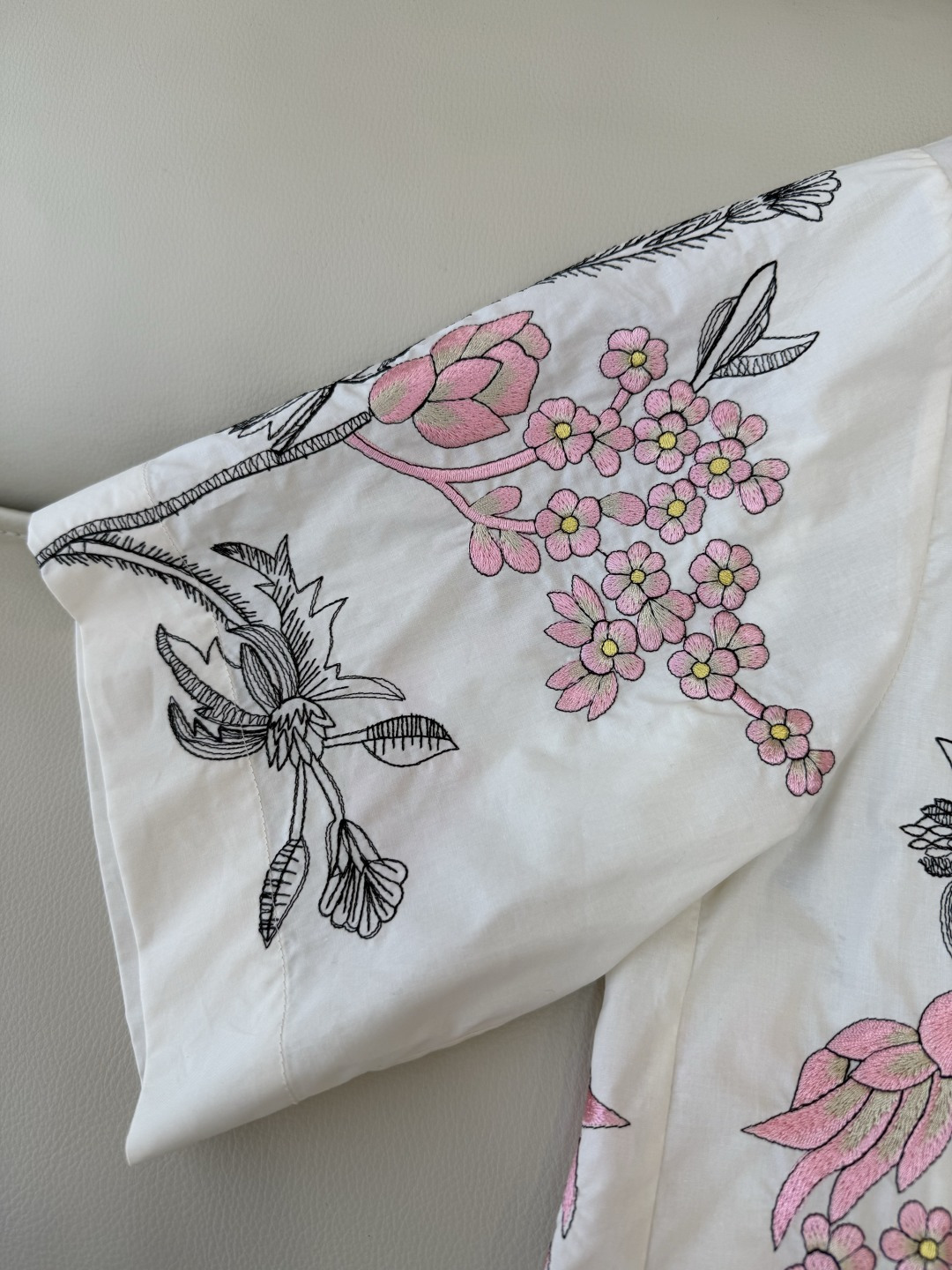 ES022#新款衬衫💕ES 圆领 100%棉 刺绣花 上衣 黑白 白粉 SML