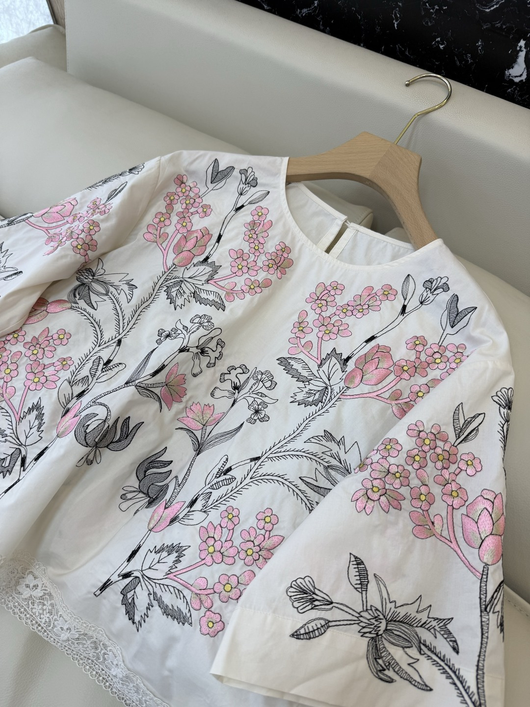 ES022#新款衬衫💕ES 圆领 100%棉 刺绣花 上衣 黑白 白粉 SML