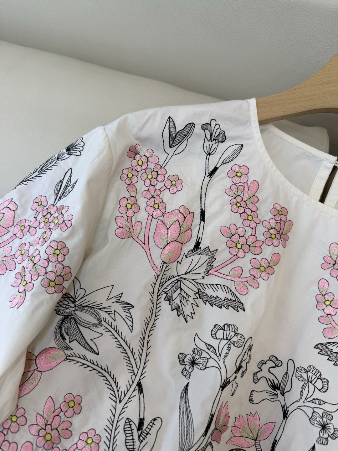 ES022#新款衬衫💕ES 圆领 100%棉 刺绣花 上衣 黑白 白粉 SML