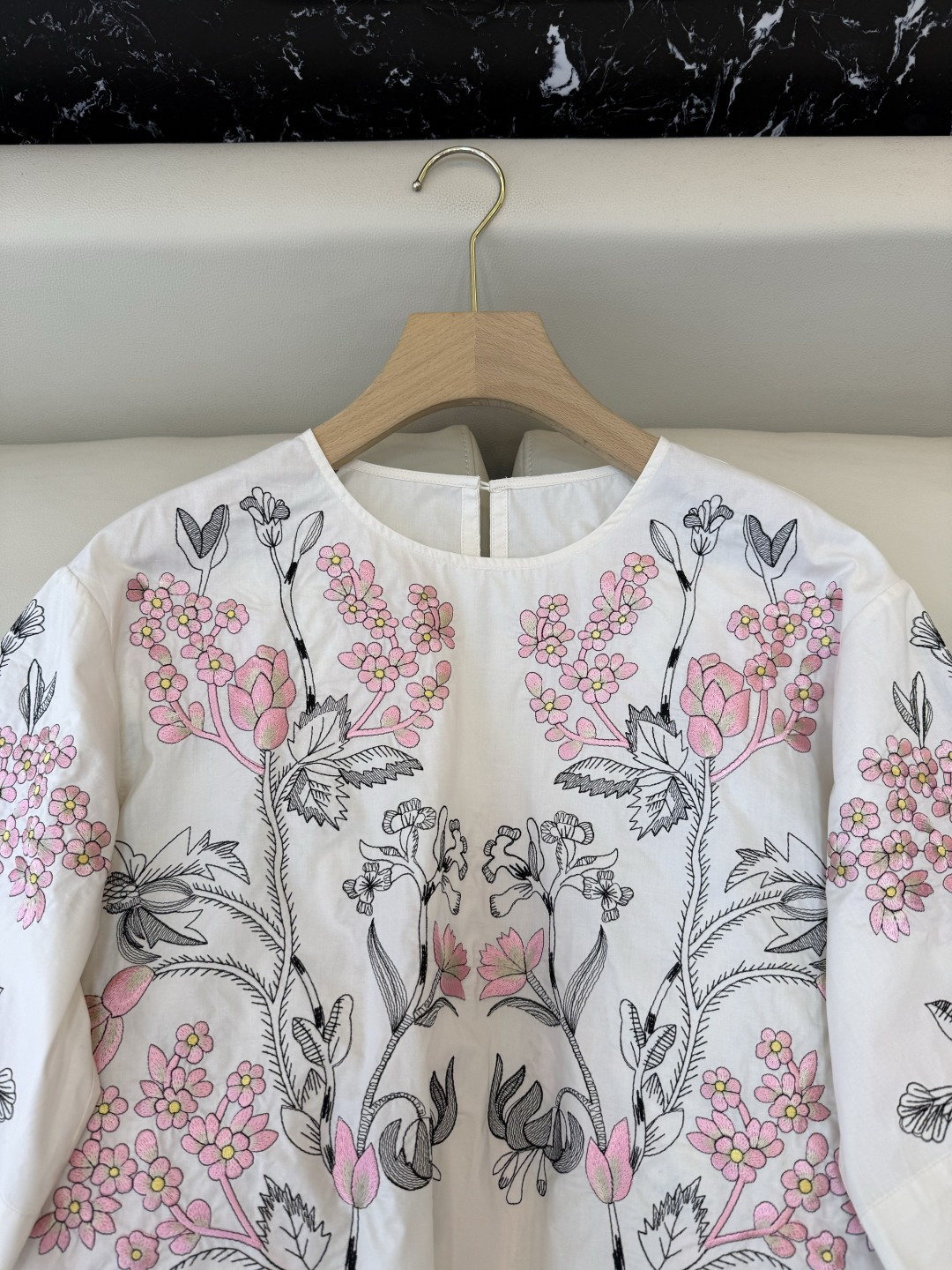 ES022#新款衬衫💕ES 圆领 100%棉 刺绣花 上衣 黑白 白粉 SML