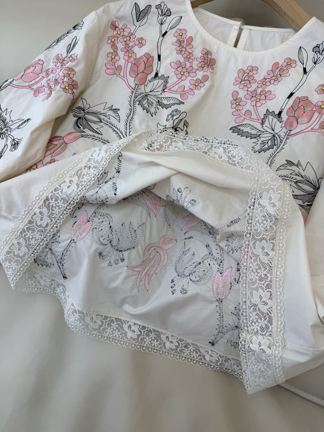 ES022#新款衬衫💕ES 圆领 100%棉 刺绣花 上衣 黑白 白粉 SML