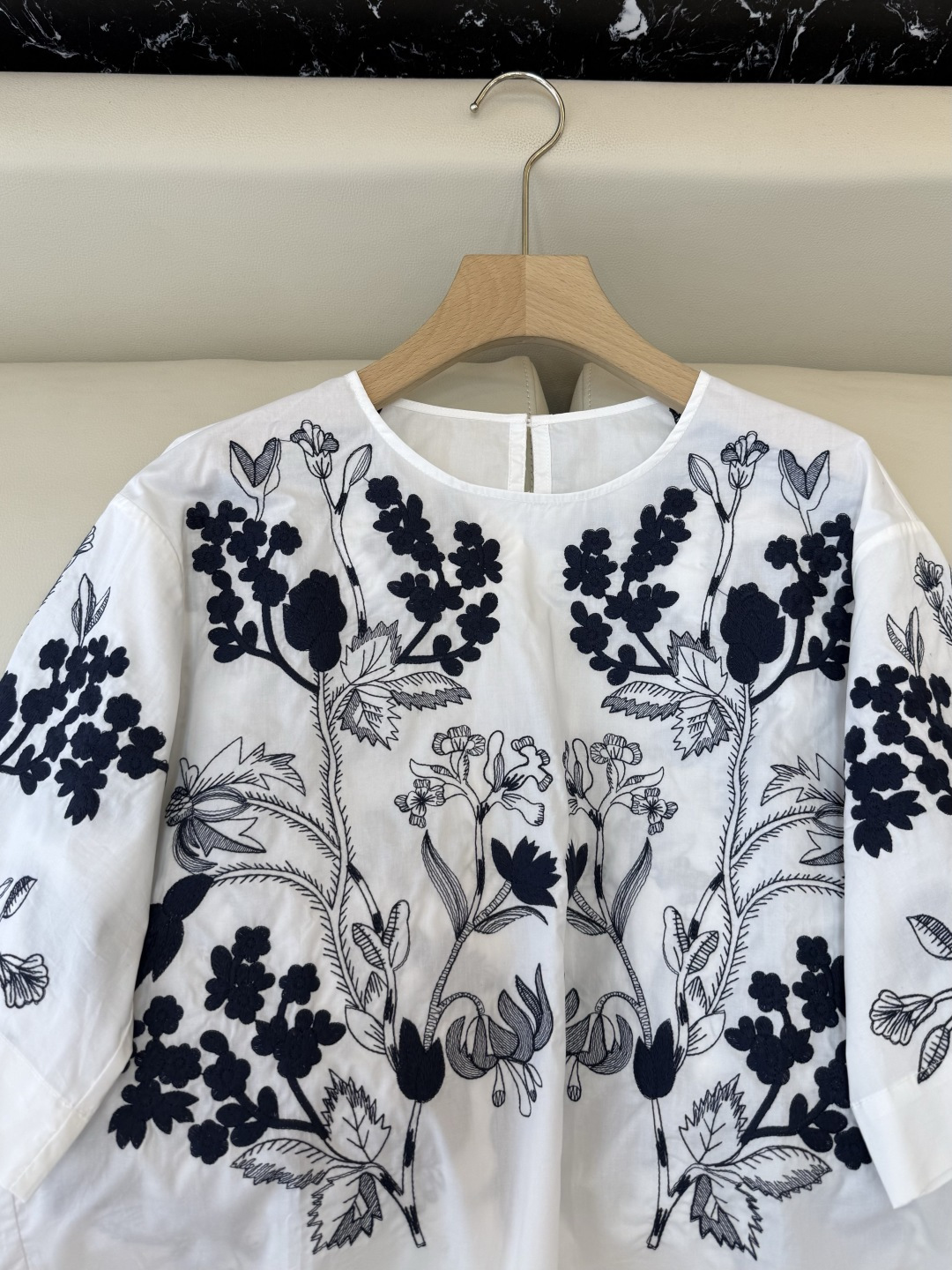 ES022#新款衬衫💕ES 圆领 100%棉 刺绣花 上衣 黑白 白粉 SML