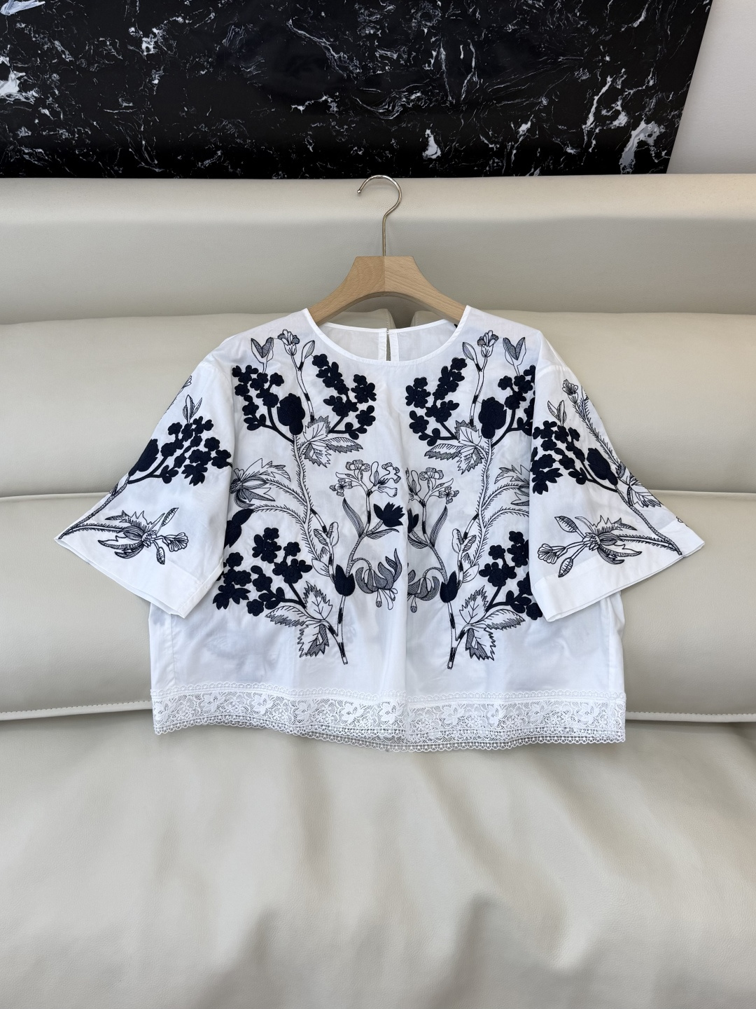 ES022#新款衬衫💕ES 圆领 100%棉 刺绣花 上衣 黑白 白粉 SML