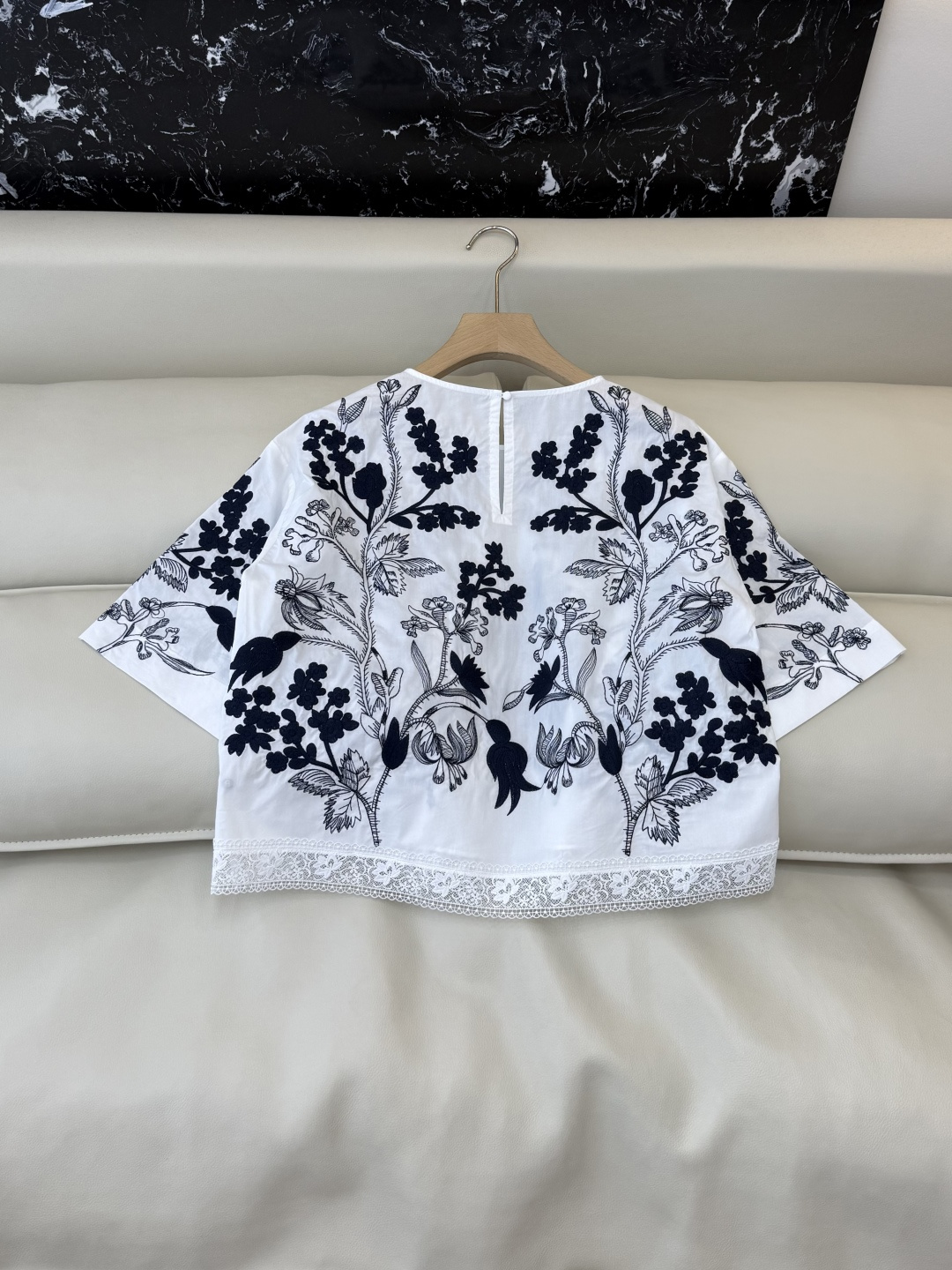 ES022#新款衬衫💕ES 圆领 100%棉 刺绣花 上衣 黑白 白粉 SML
