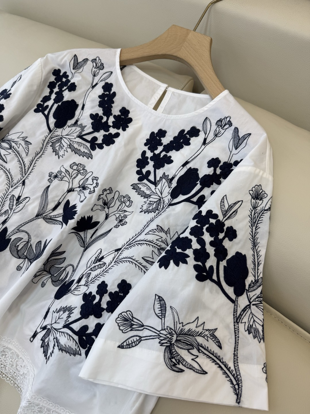 ES022#新款衬衫💕ES 圆领 100%棉 刺绣花 上衣 黑白 白粉 SML