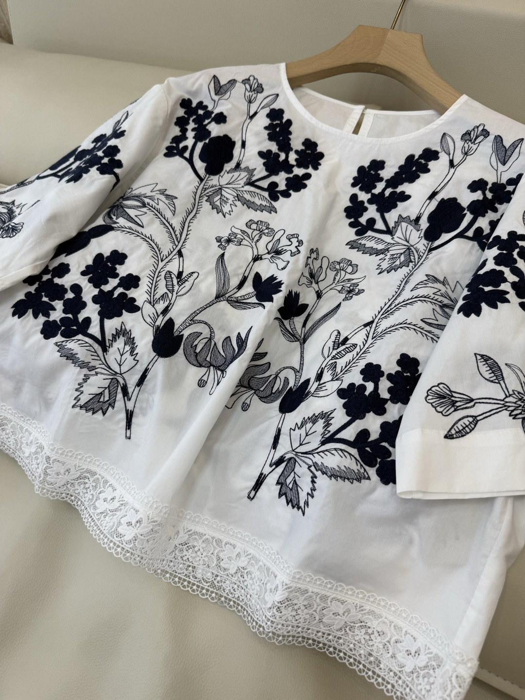 ES022#新款衬衫💕ES 圆领 100%棉 刺绣花 上衣 黑白 白粉 SML