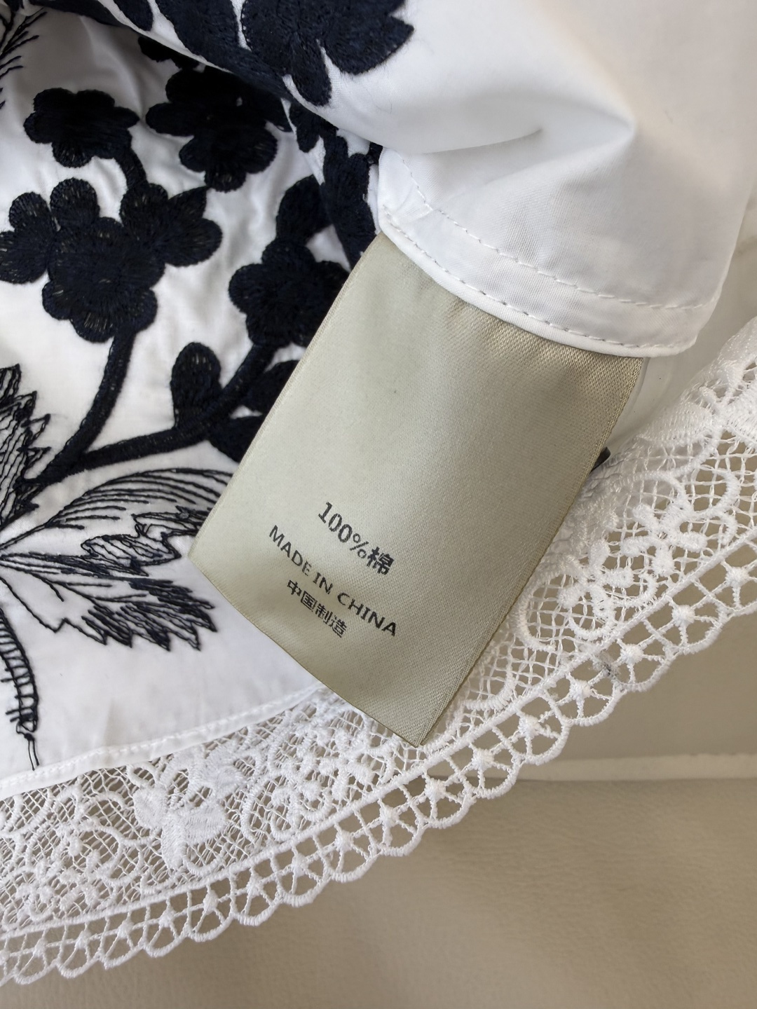 ES022#新款衬衫💕ES 圆领 100%棉 刺绣花 上衣 黑白 白粉 SML