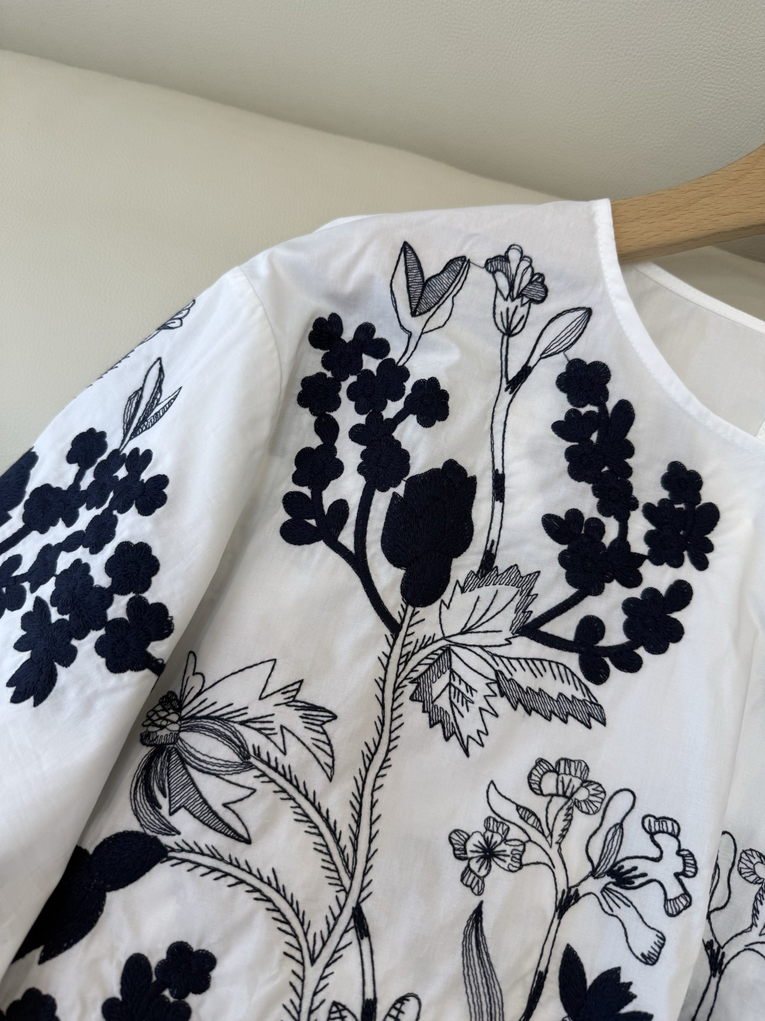 ES022#新款衬衫💕ES 圆领 100%棉 刺绣花 上衣 黑白 白粉 SML