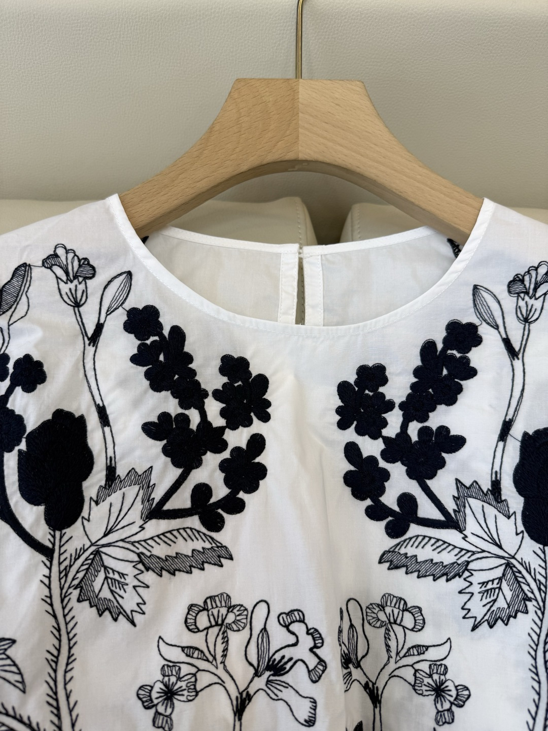 ES022#新款衬衫💕ES 圆领 100%棉 刺绣花 上衣 黑白 白粉 SML