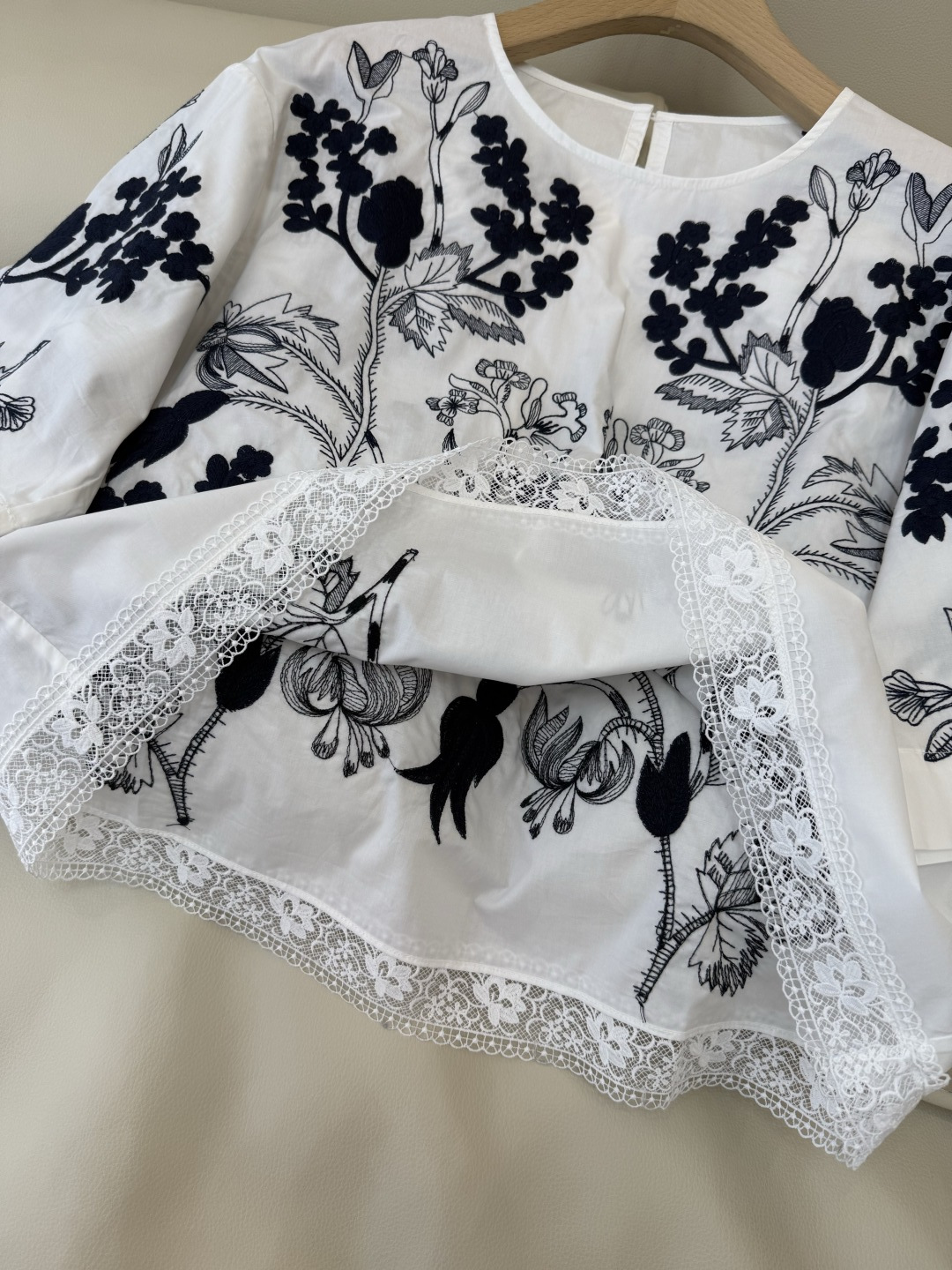 ES022#新款衬衫💕ES 圆领 100%棉 刺绣花 上衣 黑白 白粉 SML