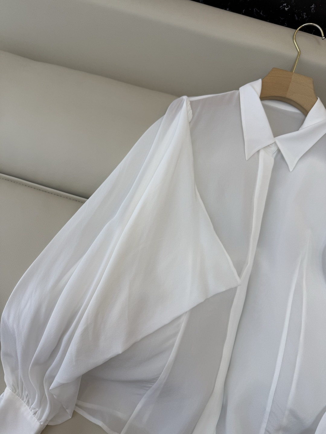 QD8061#新款真丝衬衫💕BC 顶级版 100% 真丝 加厚 宽松 珠链袖口 长袖真丝衬衫 白色 36