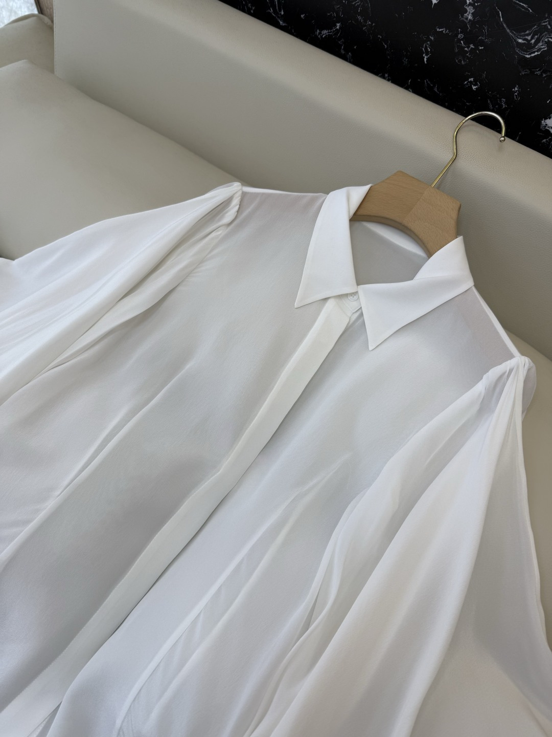 QD8061#新款真丝衬衫💕BC 顶级版 100% 真丝 加厚 宽松 珠链袖口 长袖真丝衬衫 白色 36