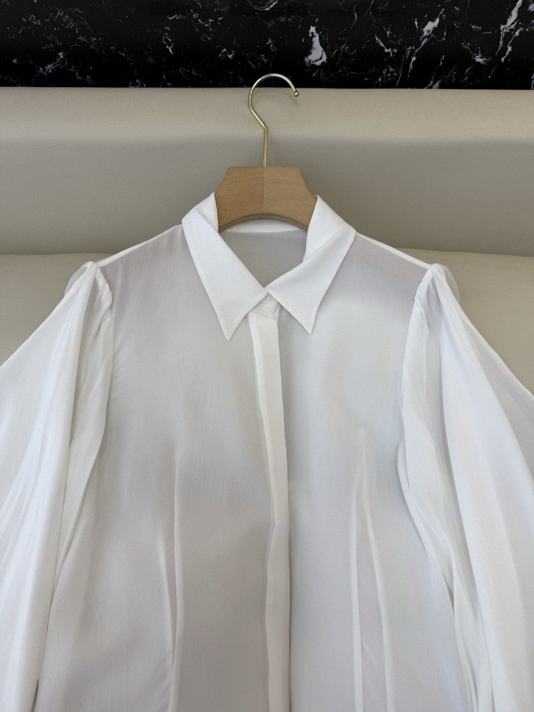 QD8061#新款真丝衬衫💕BC 顶级版 100% 真丝 加厚 宽松 珠链袖口 长袖真丝衬衫 白色 36