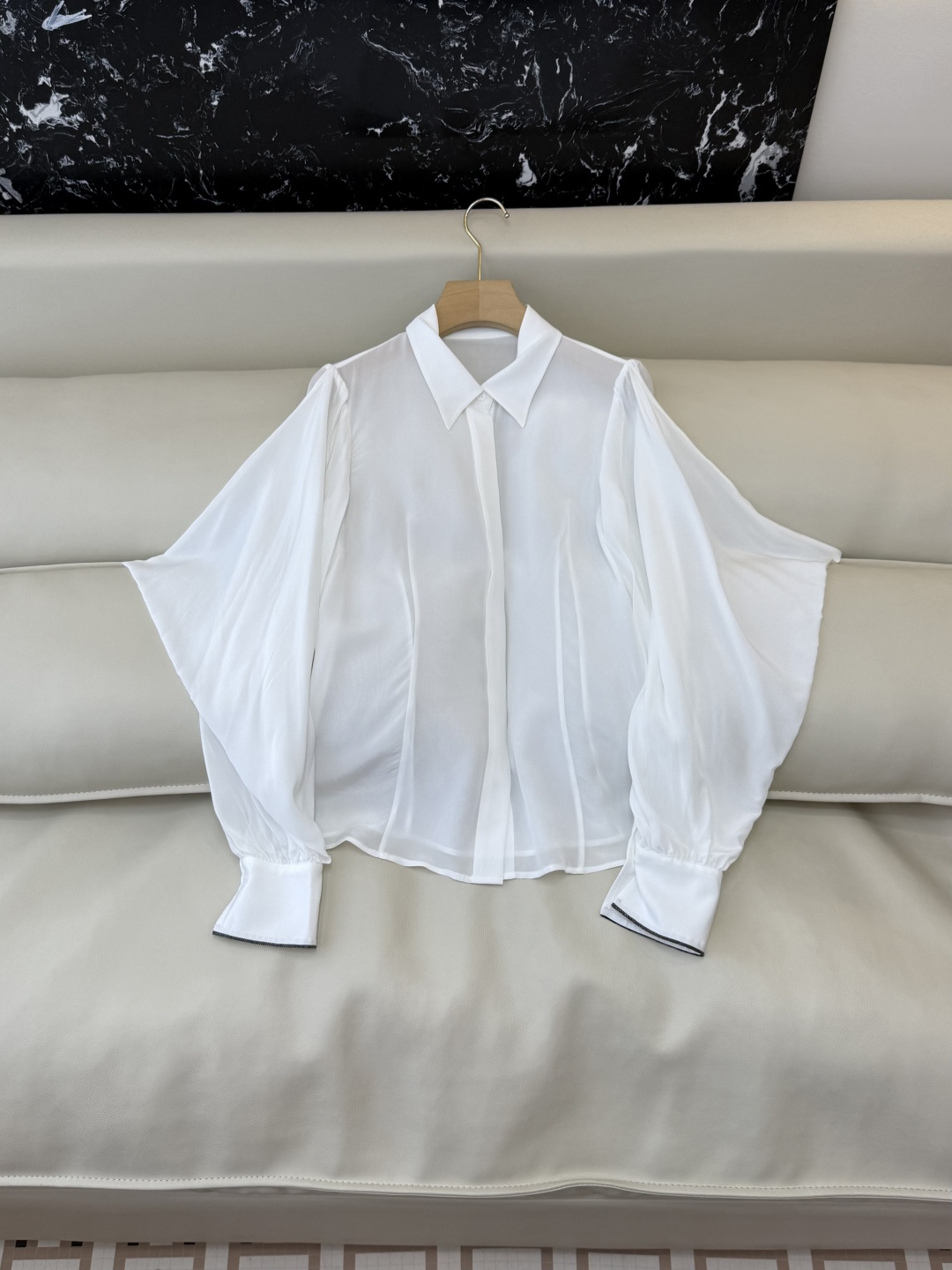 QD8061#新款真丝衬衫💕BC 顶级版 100% 真丝 加厚 宽松 珠链袖口 长袖真丝衬衫 白色 36