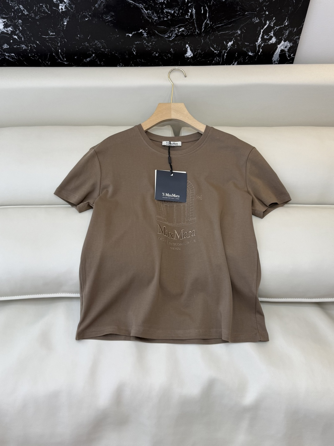 NO:750434,YO038#New T-shirt factory Max top version three-dimensional embroidery short-sleeved T-shirt black apricot 36-42,,T-shirt,tees,t-shirt,19860909YO038#新款T恤工厂 Max 顶级版 立体绣花 短袖T恤 黑色 杏色 36-42,,T-shirt,tees，t-shirt,,Women's clothing