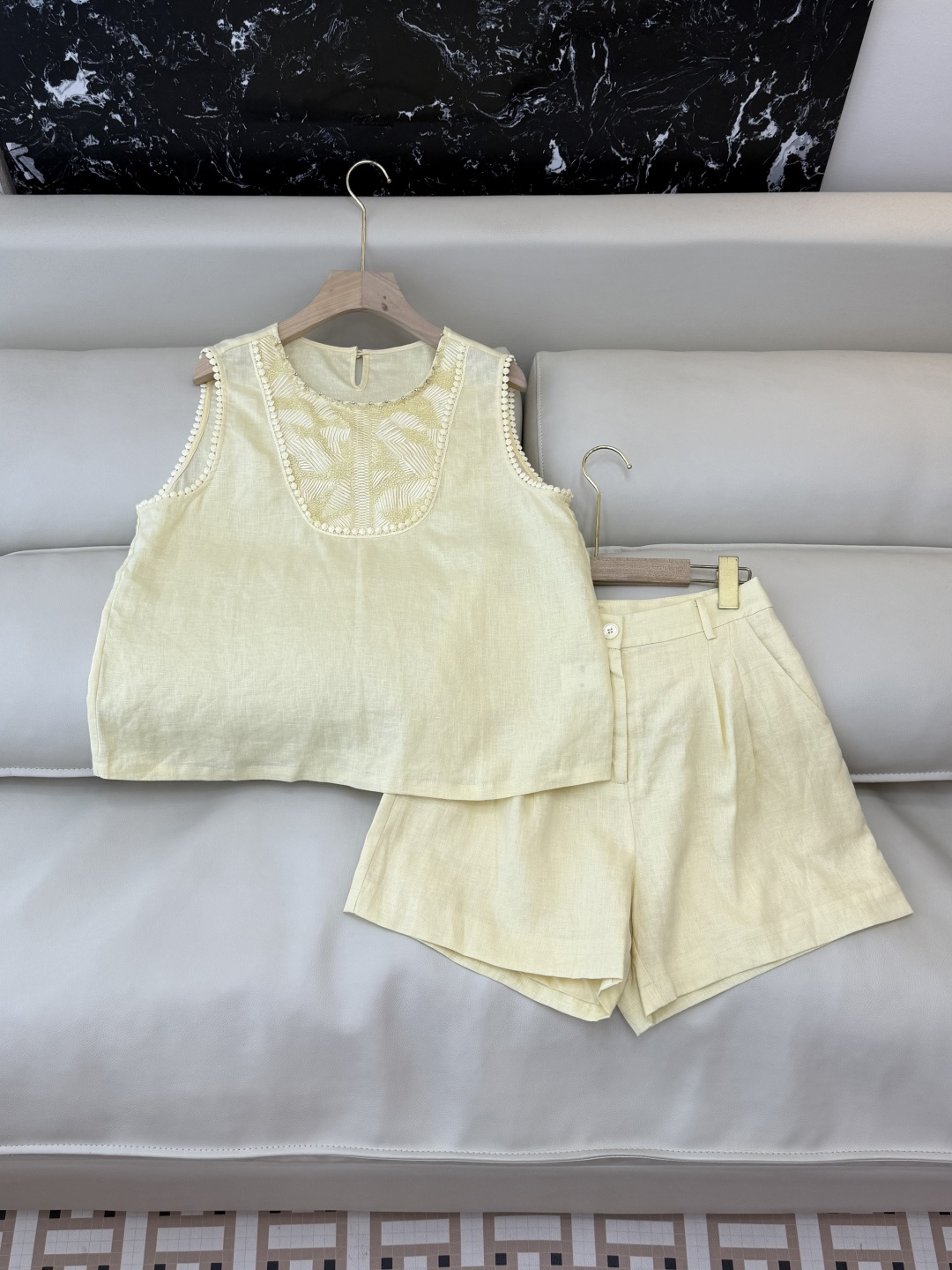 NO:750377,YM103# new suit factory zim sleeveless linen heavy embroidered top shorts suit white yellow SMLXL,,shorts,19860909YM103#新款套装工厂 zim 无袖 亚麻 重工绣花上衣 短裤 套装 白色 黄色 SMLXL,,shorts,,Women's clothing