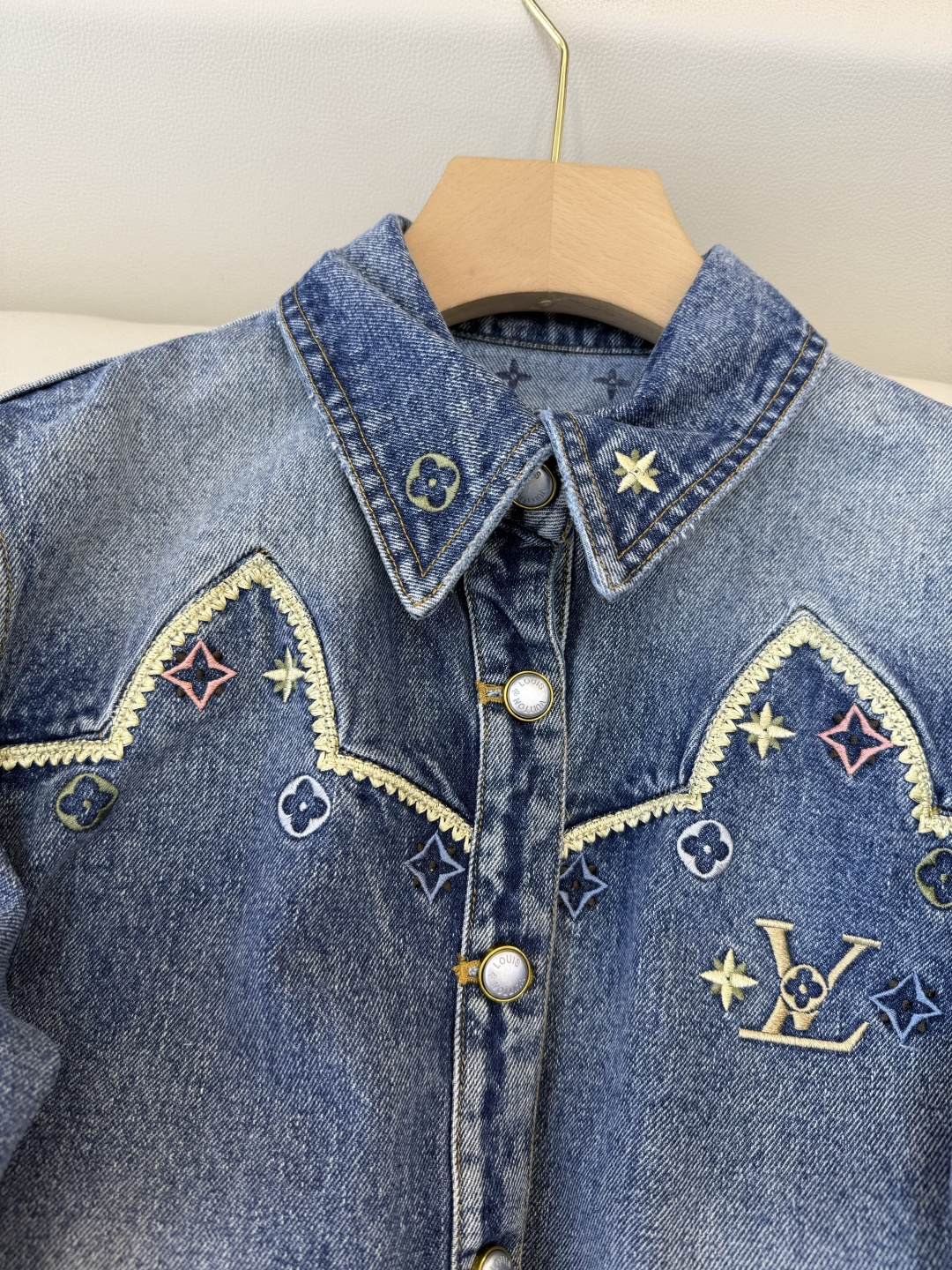 GU024#新款外套‼️L V 重工绣花 长袖牛仔衬衫式外套 SML
