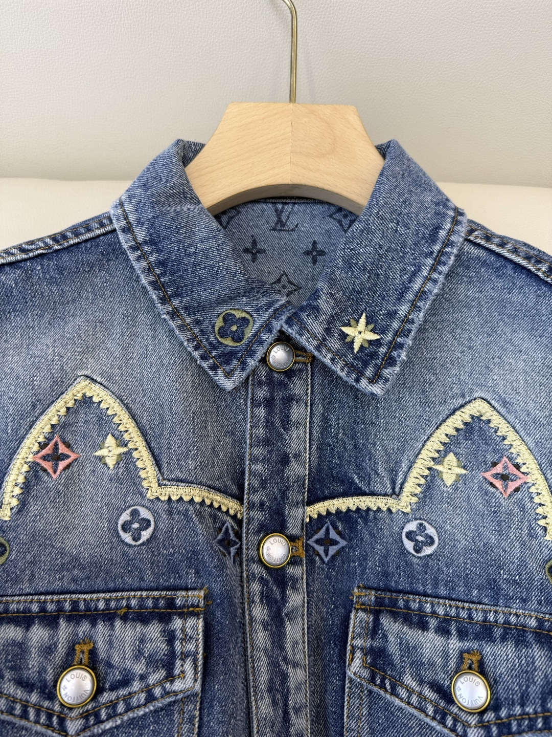 GU022#新款外套‼️L V 重工绣花 长袖牛仔外套 SML