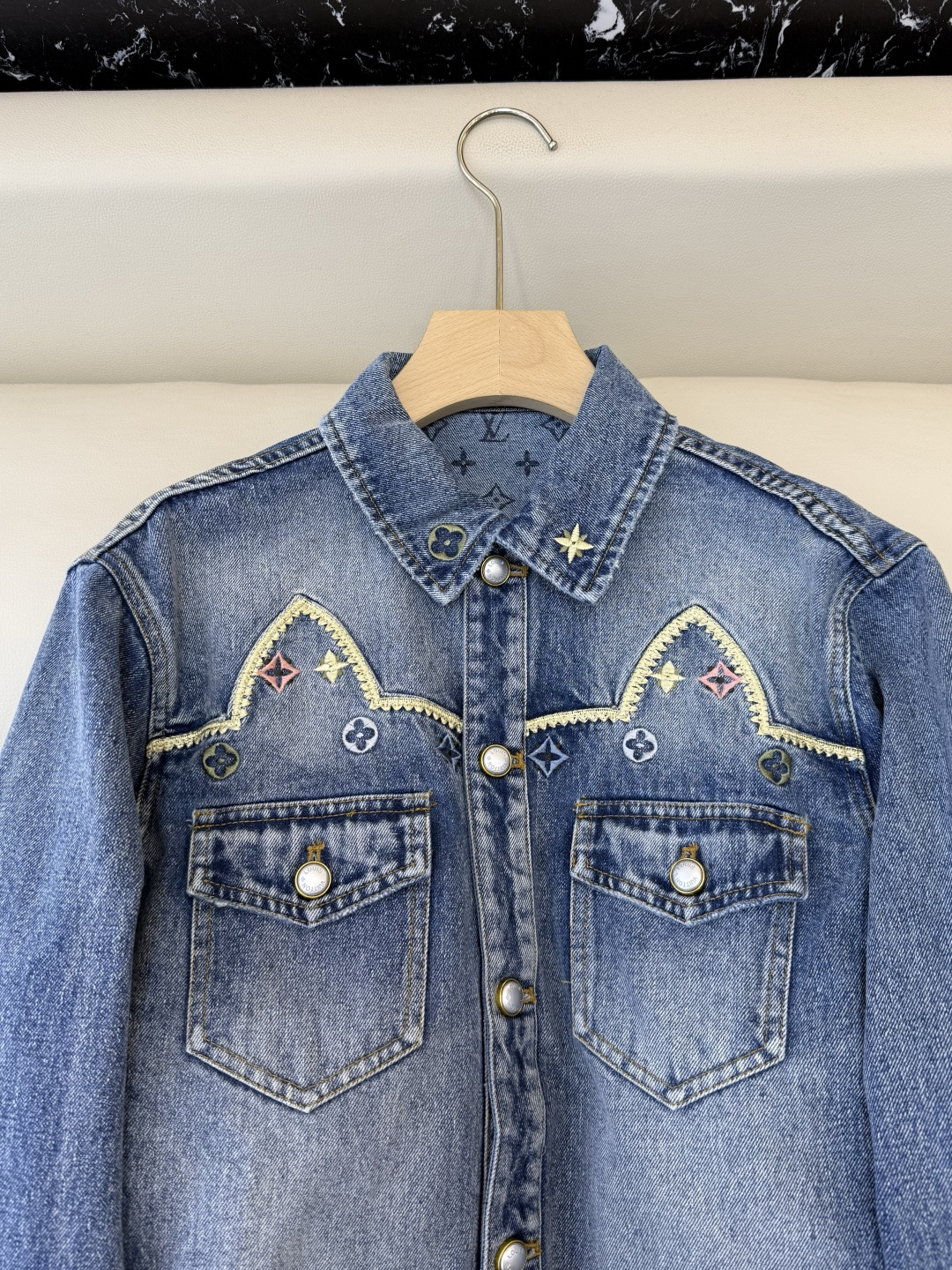 GU022#新款外套‼️L V 重工绣花 长袖牛仔外套 SML