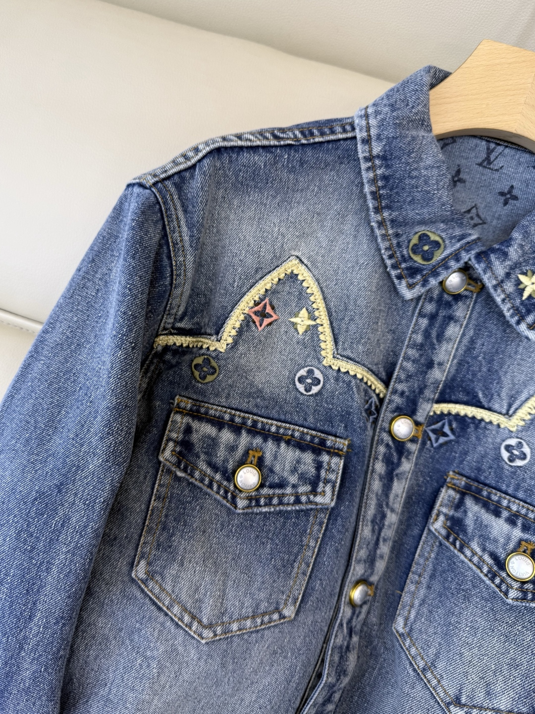 GU022#新款外套‼️L V 重工绣花 长袖牛仔外套 SML