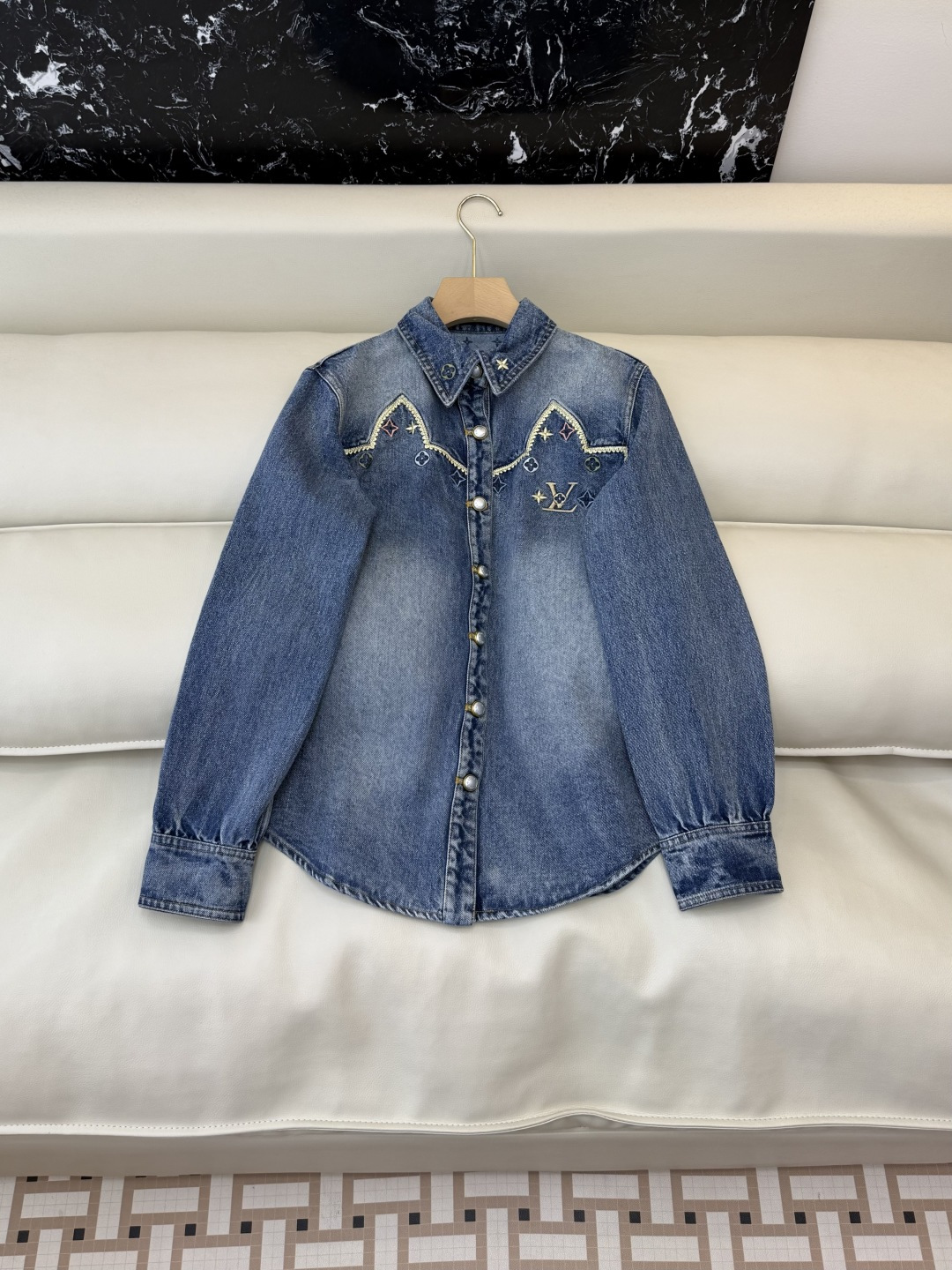 GU024#新款外套‼️L V 重工绣花 长袖牛仔衬衫式外套 SML
