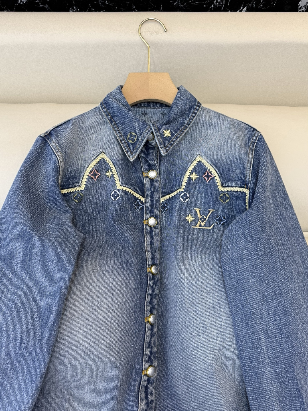 GU024#新款外套‼️L V 重工绣花 长袖牛仔衬衫式外套 SML