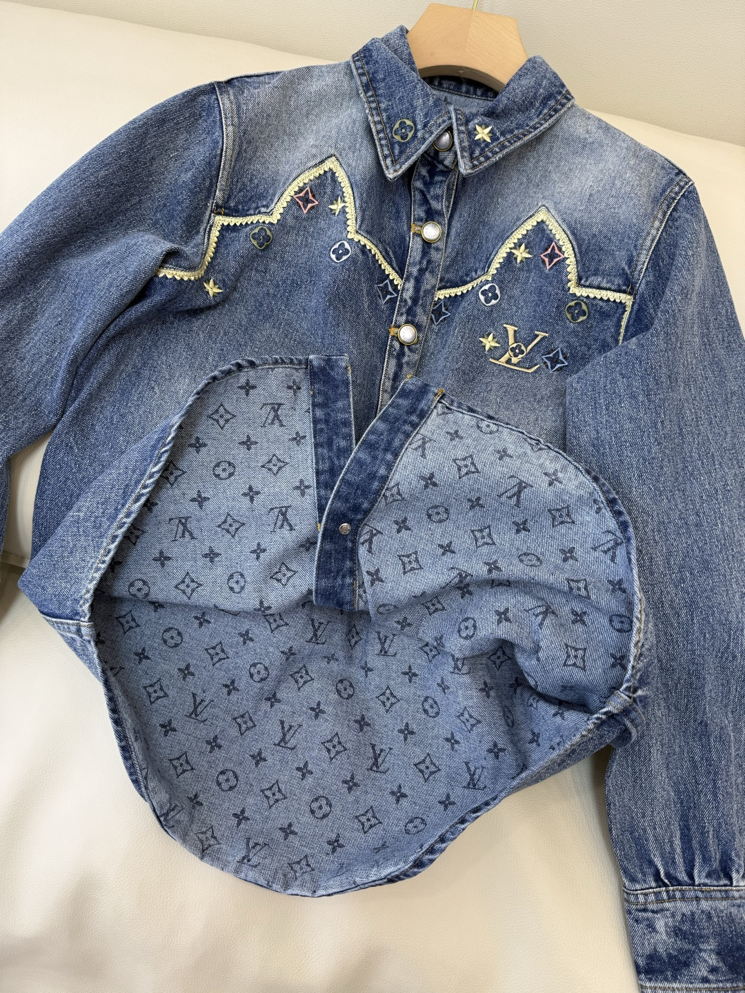 GU024#新款外套‼️L V 重工绣花 长袖牛仔衬衫式外套 SML