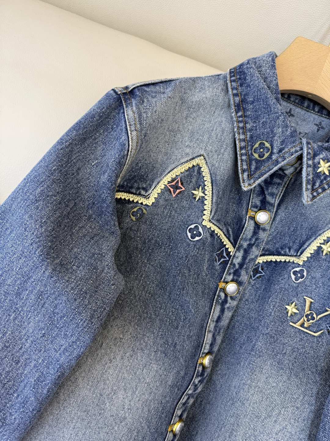 GU024#新款外套‼️L V 重工绣花 长袖牛仔衬衫式外套 SML