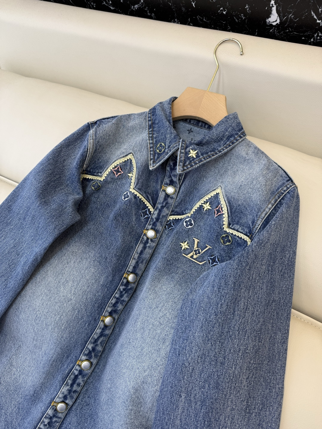 GU024#新款外套‼️L V 重工绣花 长袖牛仔衬衫式外套 SML