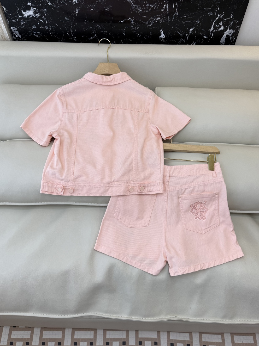 GU019#新款套装‼️L V 镂空绣花短袖衬衫➕短裤套装 粉色 SML