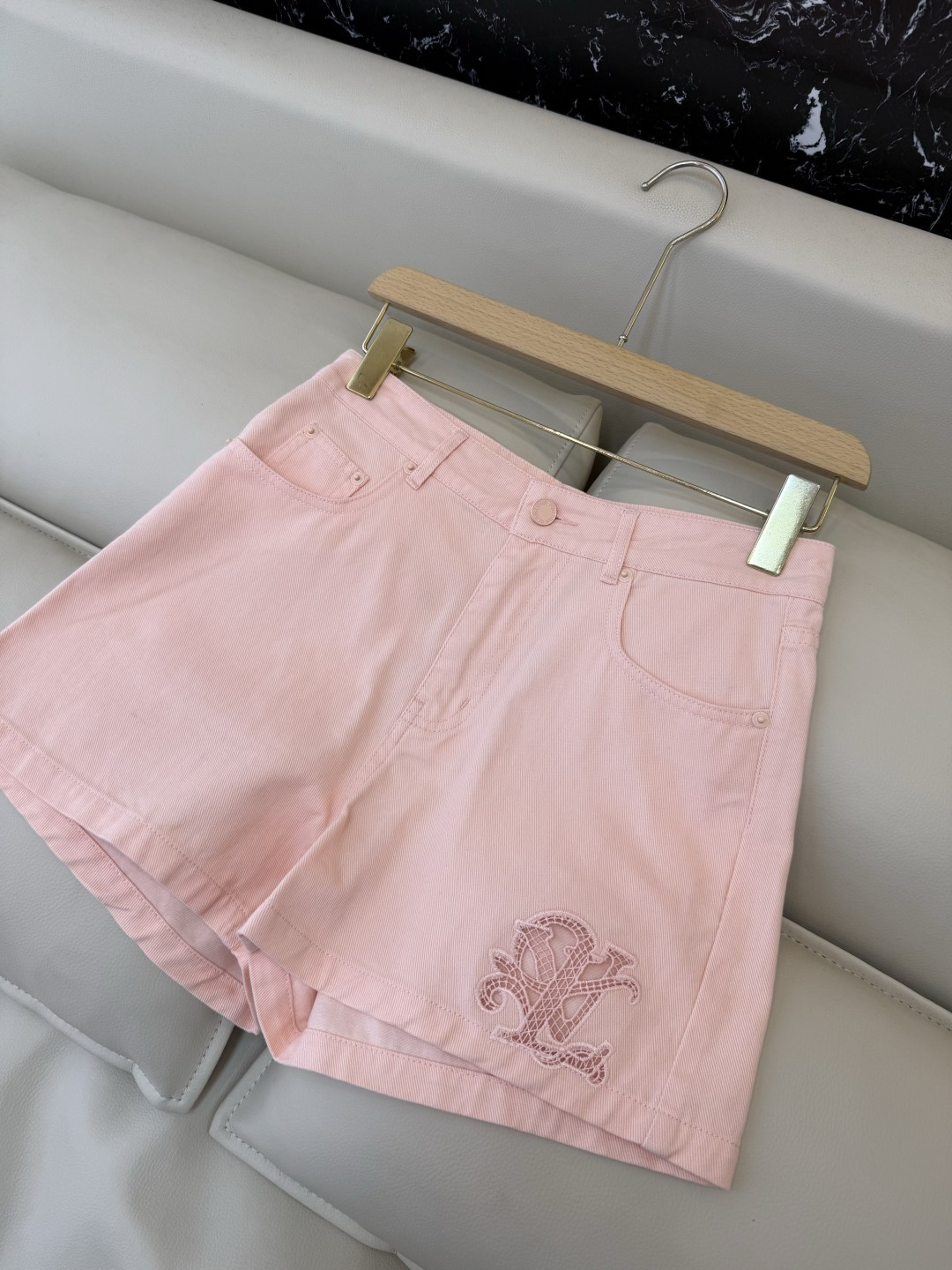 GU019#新款套装‼️L V 镂空绣花短袖衬衫➕短裤套装 粉色 SML