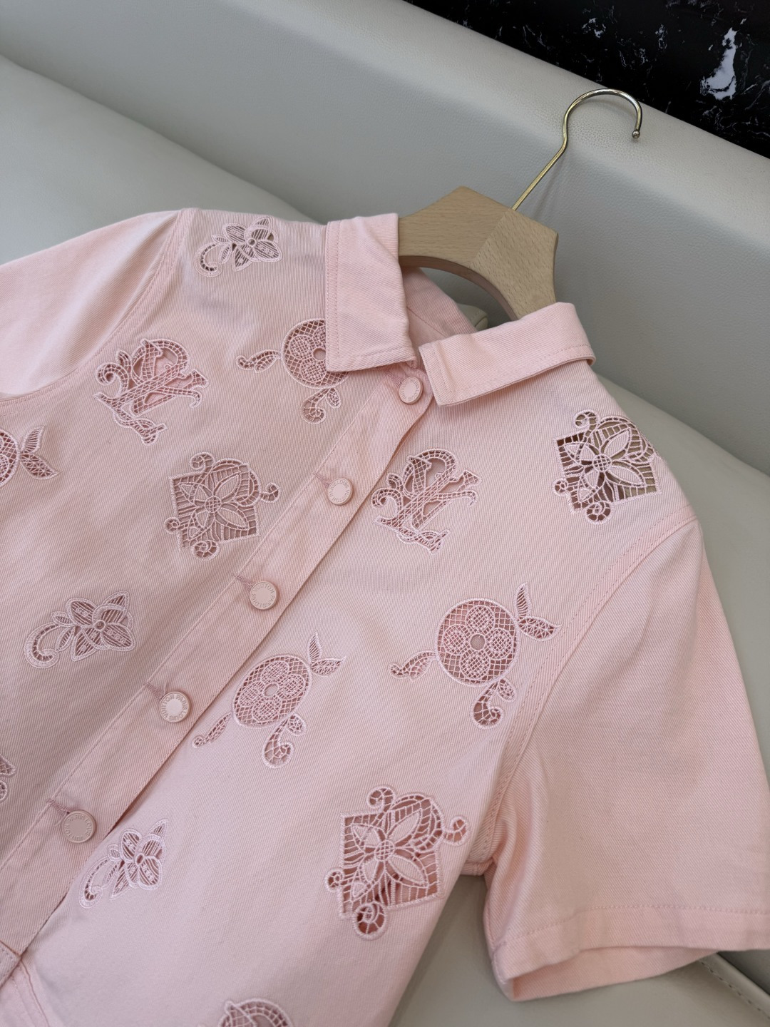 GU019#新款套装‼️L V 镂空绣花短袖衬衫➕短裤套装 粉色 SML