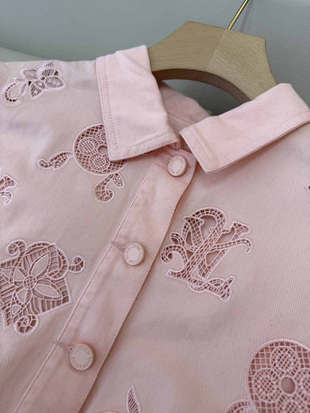 GU019#新款套装‼️L V 镂空绣花短袖衬衫➕短裤套装 粉色 SML