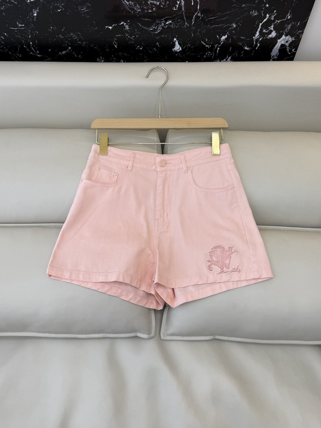 GU019#新款套装‼️L V 镂空绣花短袖衬衫➕短裤套装 粉色 SML