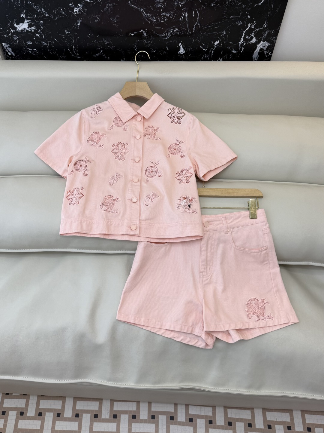 GU019#新款套装‼️L V 镂空绣花短袖衬衫➕短裤套装 粉色 SML