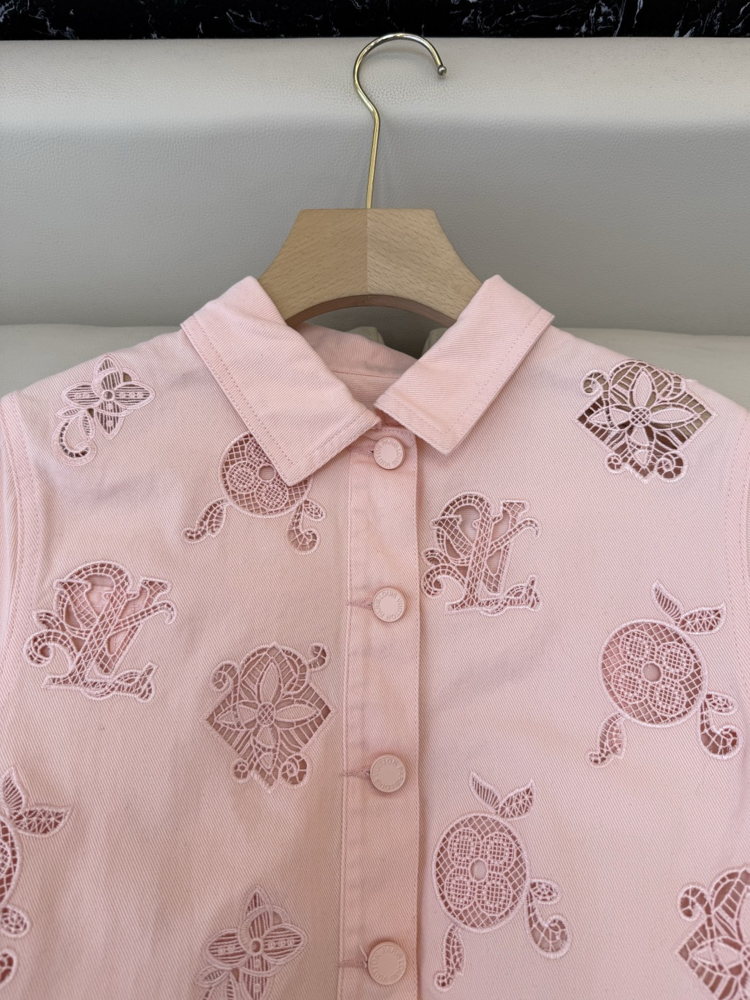 GU019#新款套装‼️L V 镂空绣花短袖衬衫➕短裤套装 粉色 SML