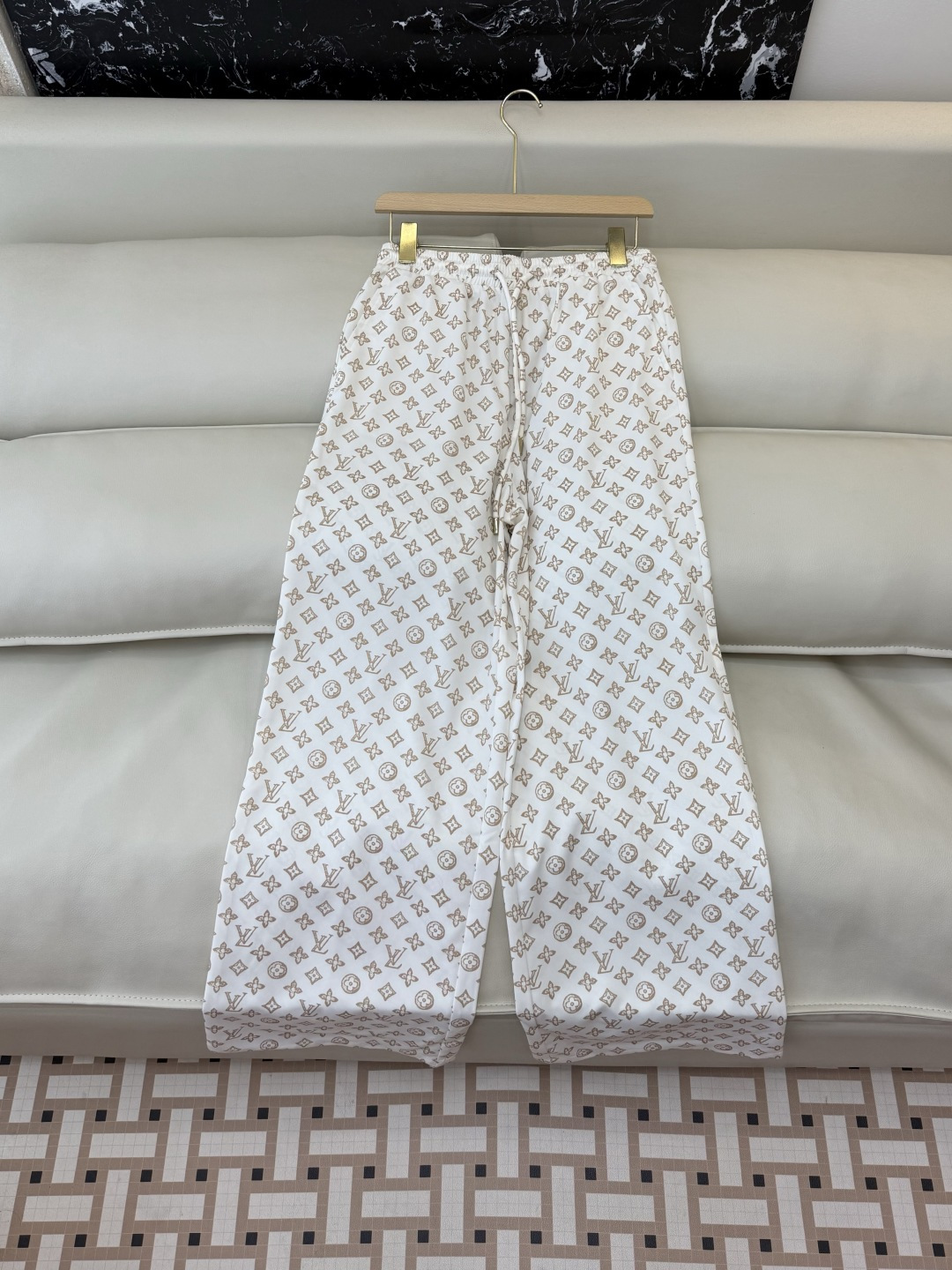 AW026#新款裤子P‼️L V 家 老花 logo 印花长裤 两色图 SML