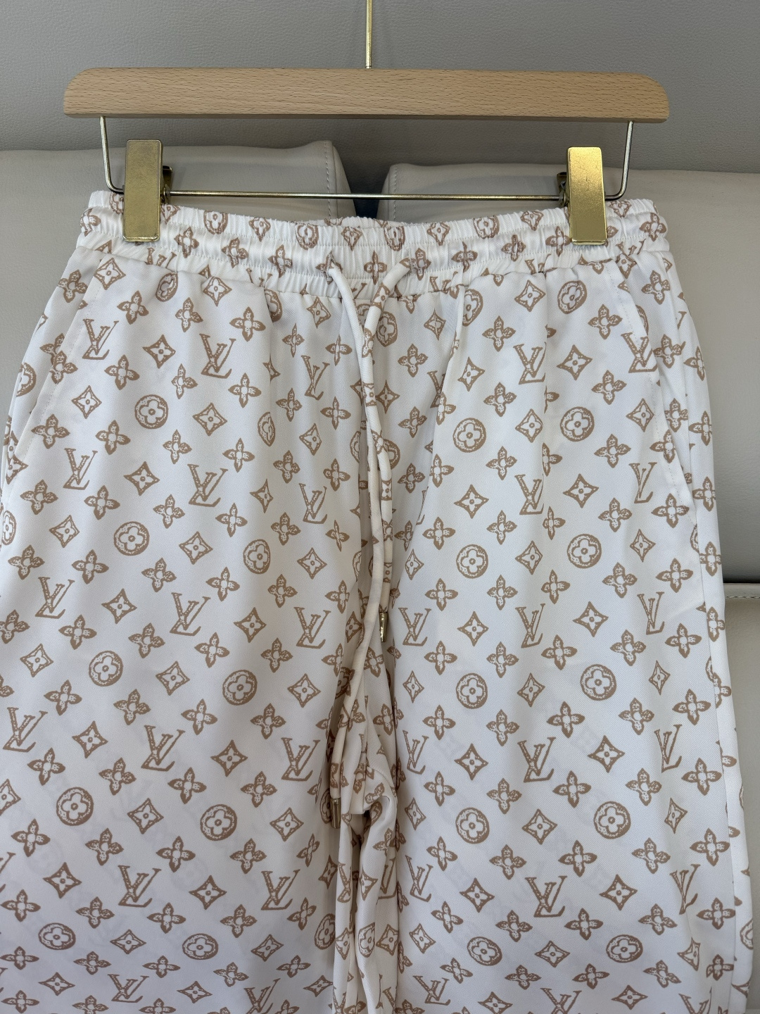 AW026#新款裤子P‼️L V 家 老花 logo 印花长裤 两色图 SML