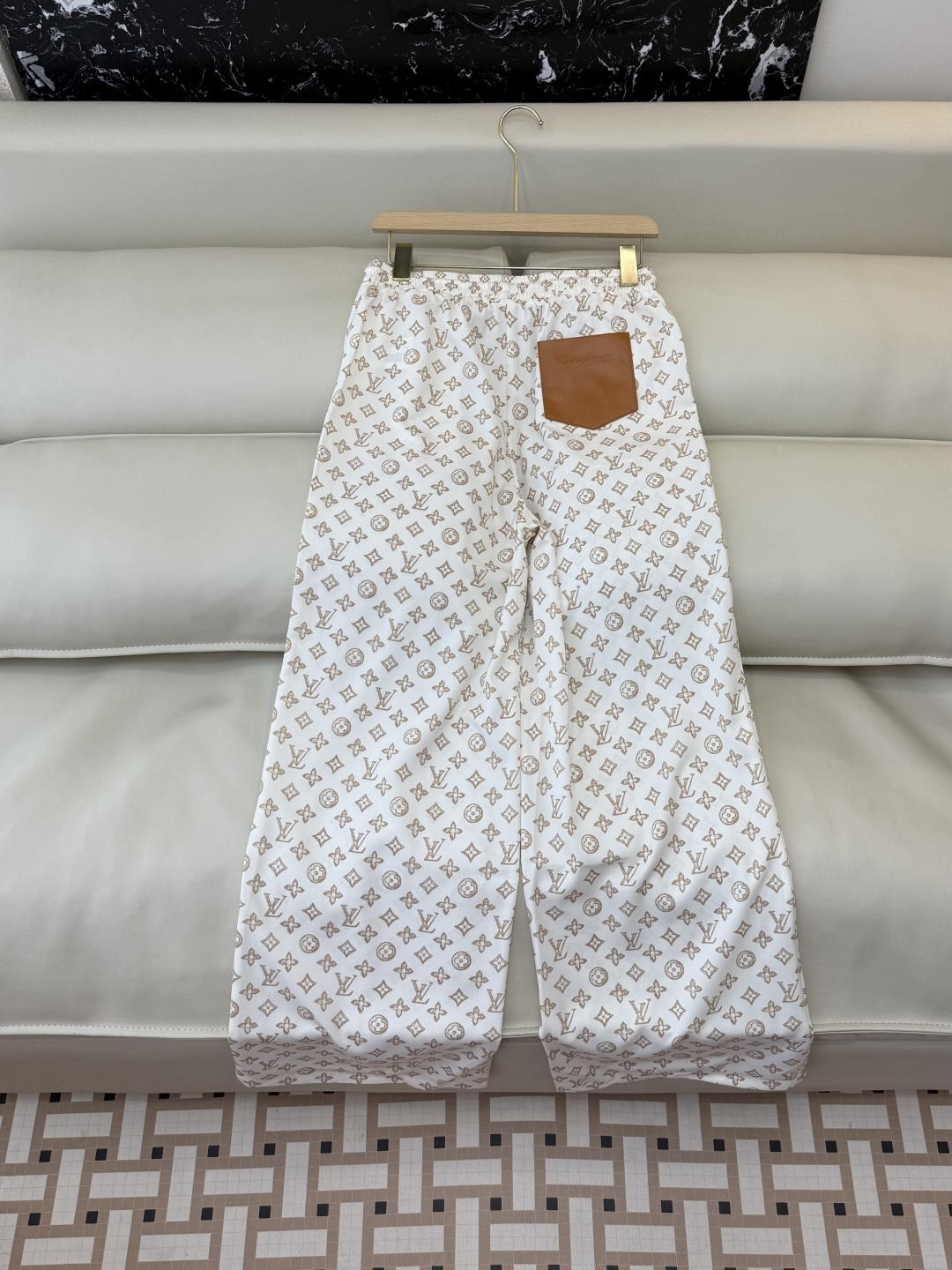AW026#新款裤子P‼️L V 家 老花 logo 印花长裤 两色图 SML