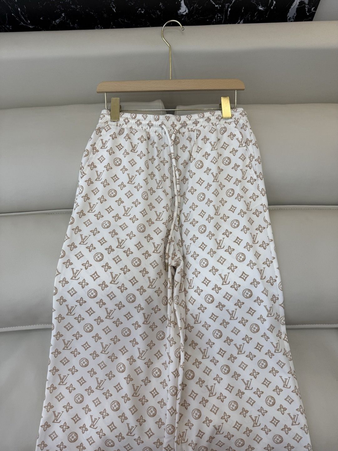 AW026#新款裤子P‼️L V 家 老花 logo 印花长裤 两色图 SML