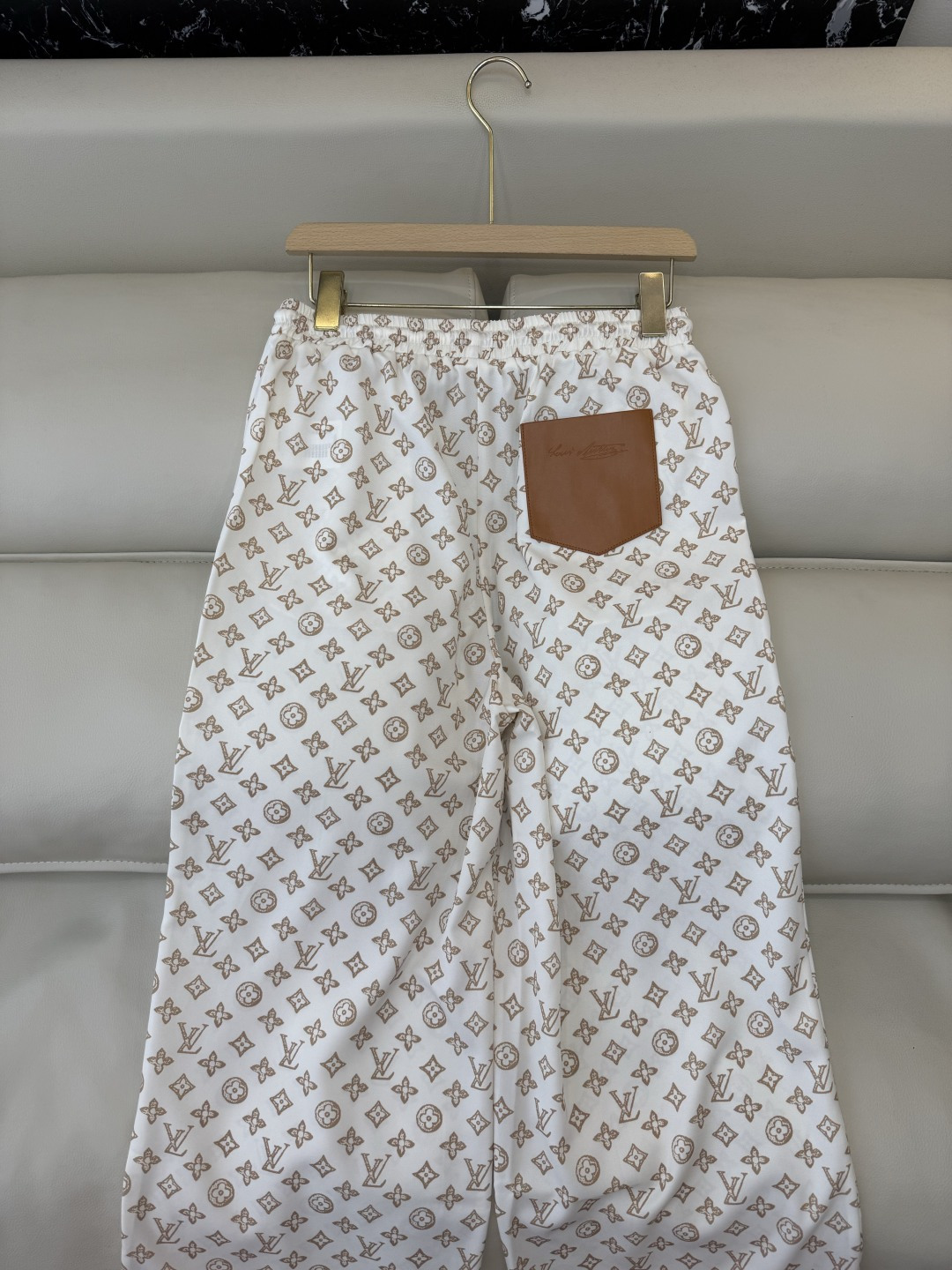 AW026#新款裤子P‼️L V 家 老花 logo 印花长裤 两色图 SML