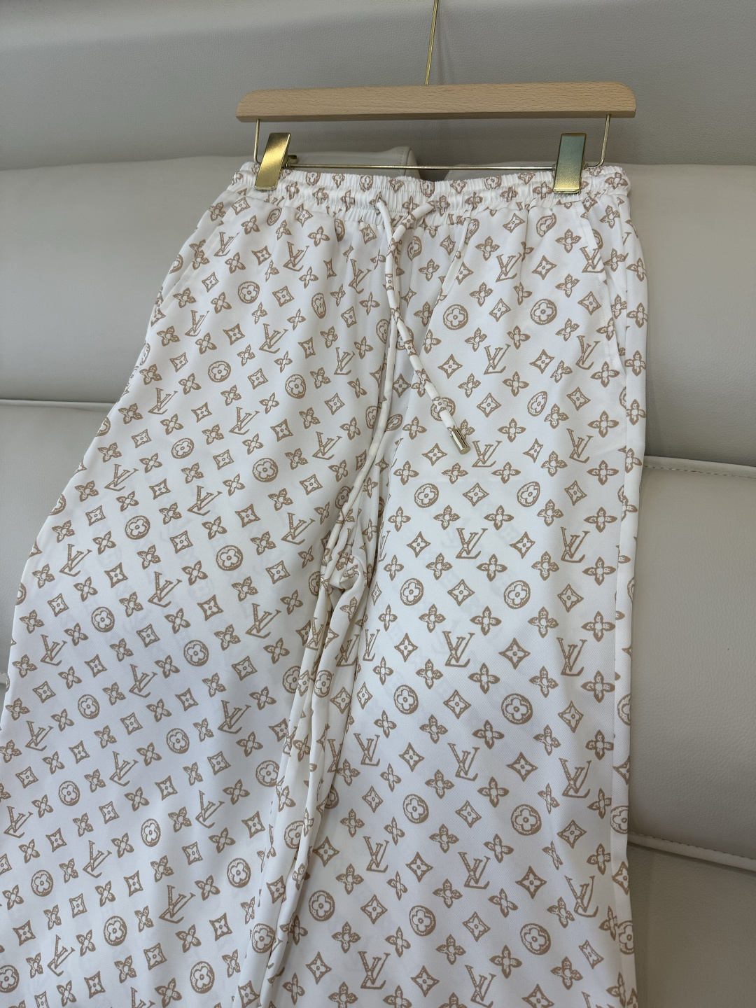 AW026#新款裤子P‼️L V 家 老花 logo 印花长裤 两色图 SML